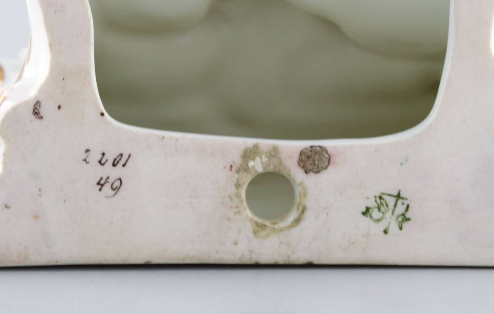 Antique wall console in hand-painted porcelain with flowers and gold decoration. Germany, 19th - 7