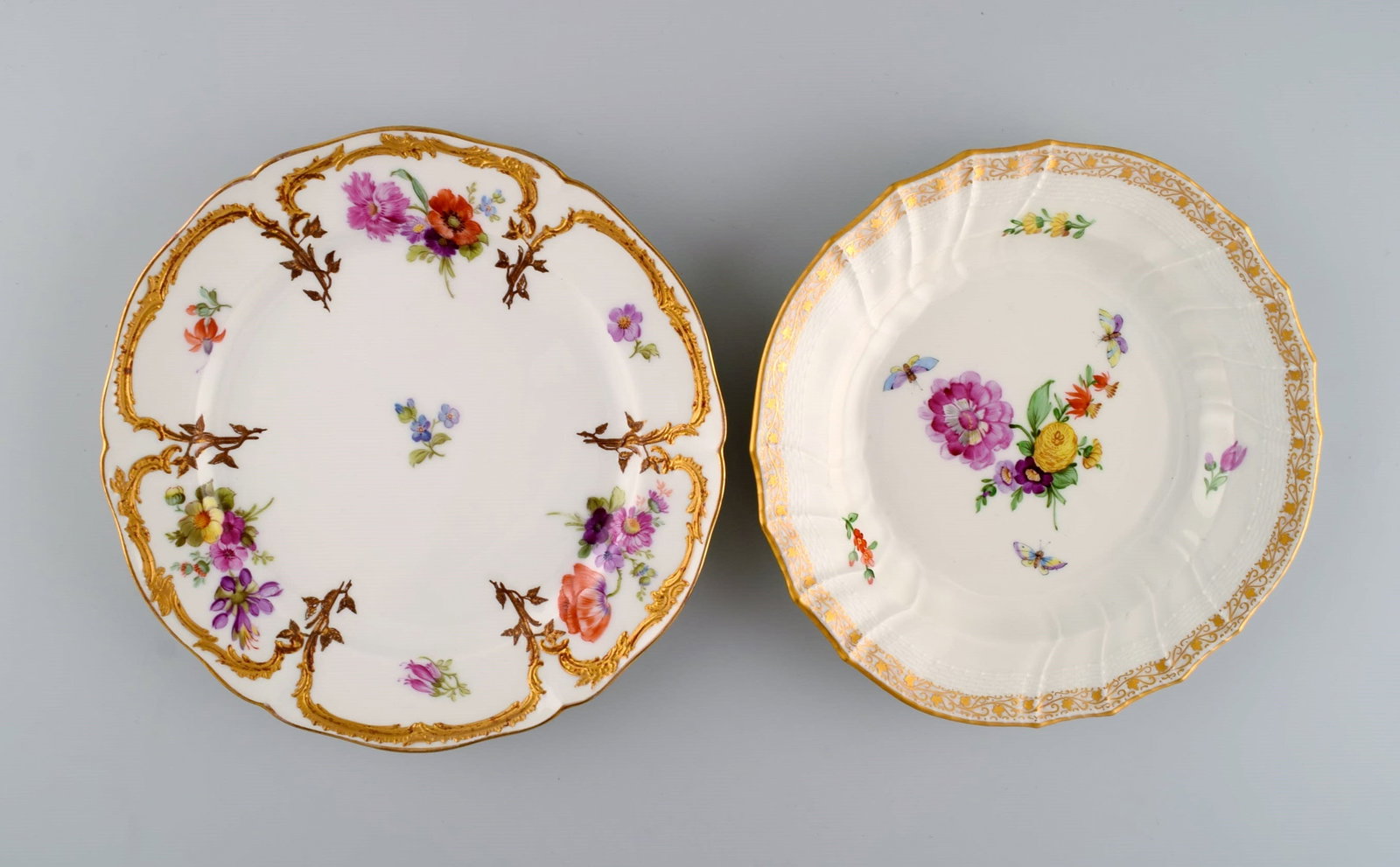 KPM, Berlin. Two antique plates in curved porcelain with hand-painted flowers and gold decoration. - 2