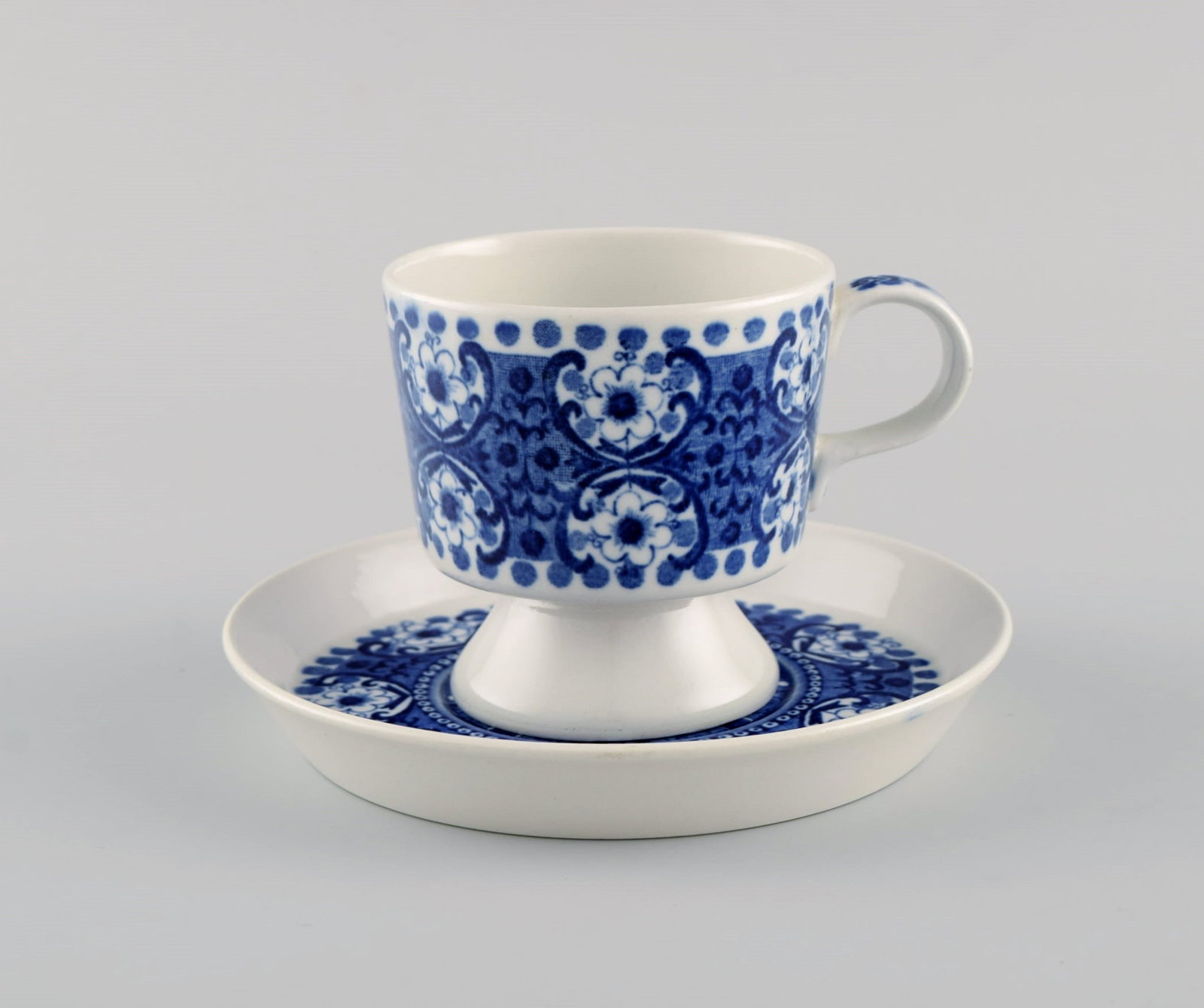 Raija Uosikkinen for Arabia. Ali porcelain coffee service with blue flower decoration for eight - 3