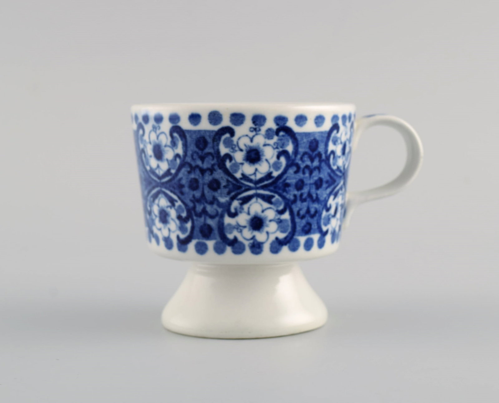 Raija Uosikkinen for Arabia. Ali porcelain coffee service with blue flower decoration for eight - 4