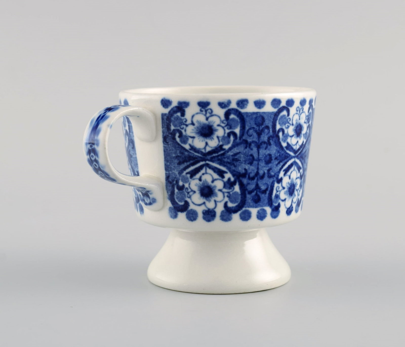 Raija Uosikkinen for Arabia. Ali porcelain coffee service with blue flower decoration for eight - 5