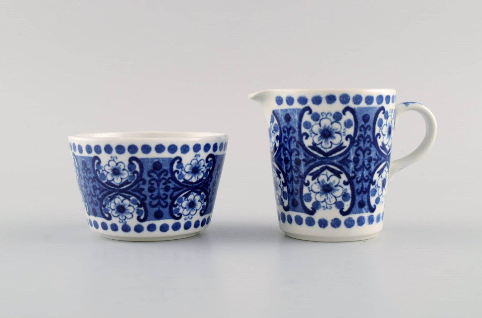 Raija Uosikkinen for Arabia. Ali porcelain coffee service with blue flower decoration for eight - 7