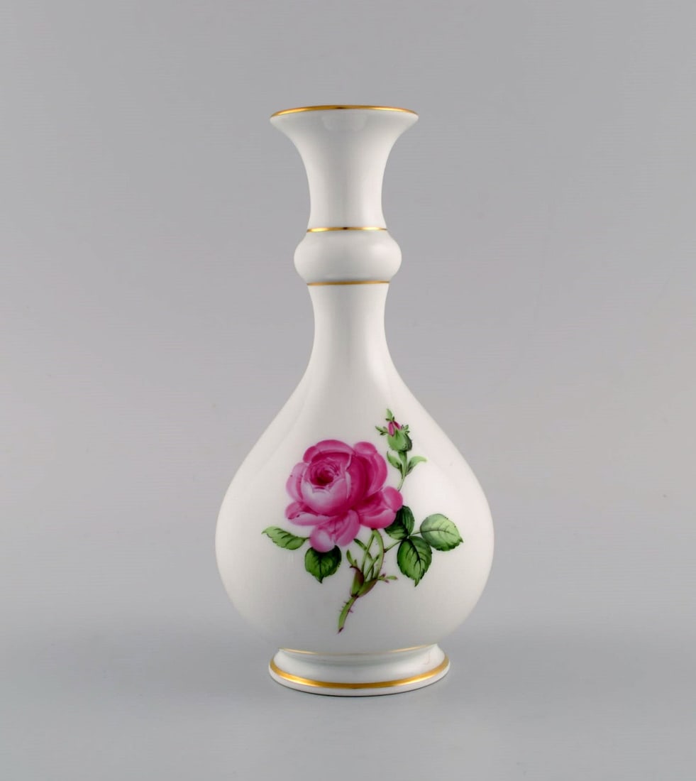 Meissen Pink Rose vase in hand-painted porcelain with gold edges. Early 20th century. - 2