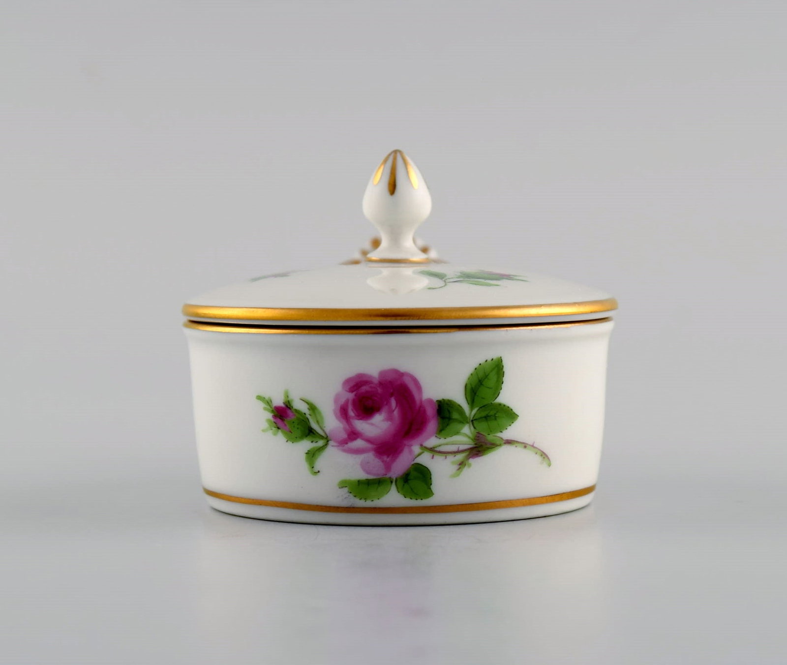 Small Meissen Pink Rose lidded tureen in hand-painted porcelain with gold edge. Early 20th century. - 3