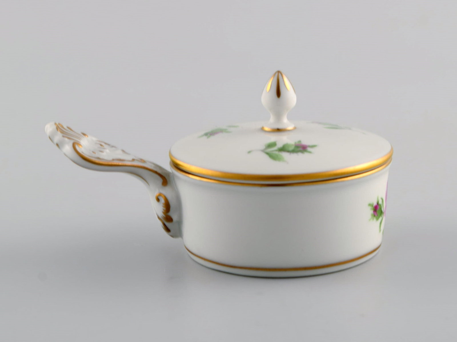 Small Meissen Pink Rose lidded tureen in hand-painted porcelain with gold edge. Early 20th century. - 4