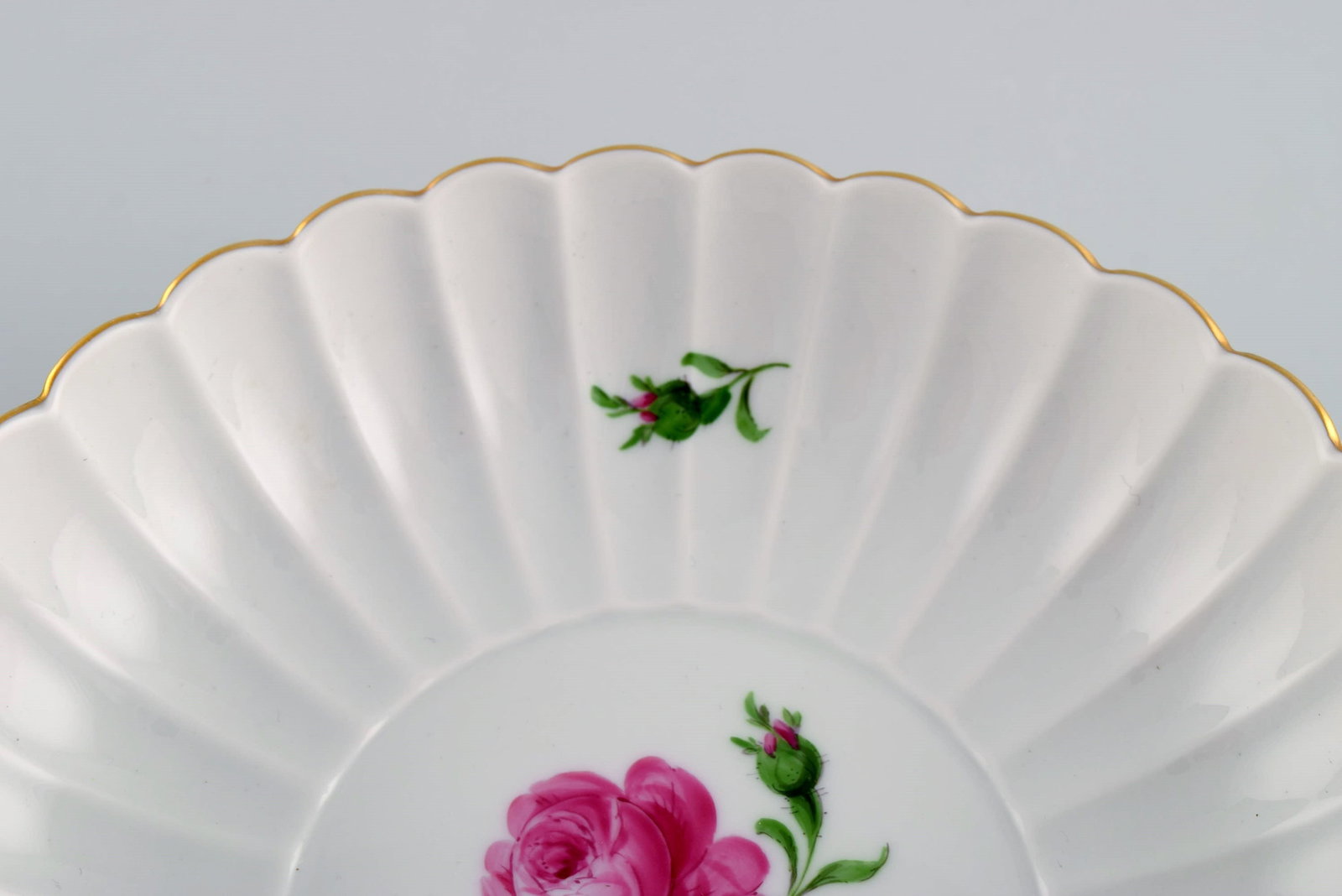 Round Meissen Pink Rose bowl in hand-painted porcelain with gold edge. Early 20th century. - 4
