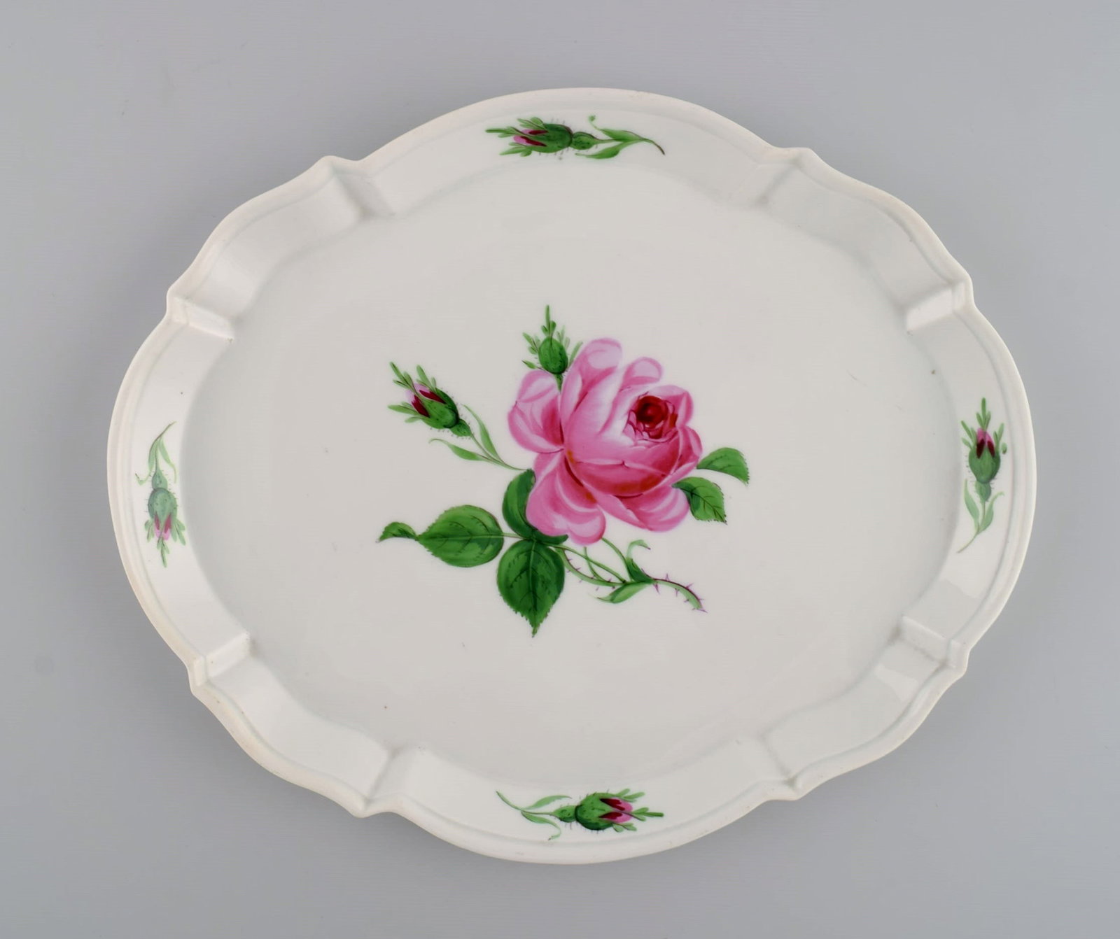 Meissen Pink Rose tray in hand-painted porcelain with gold edge. Early 20th century. - 2
