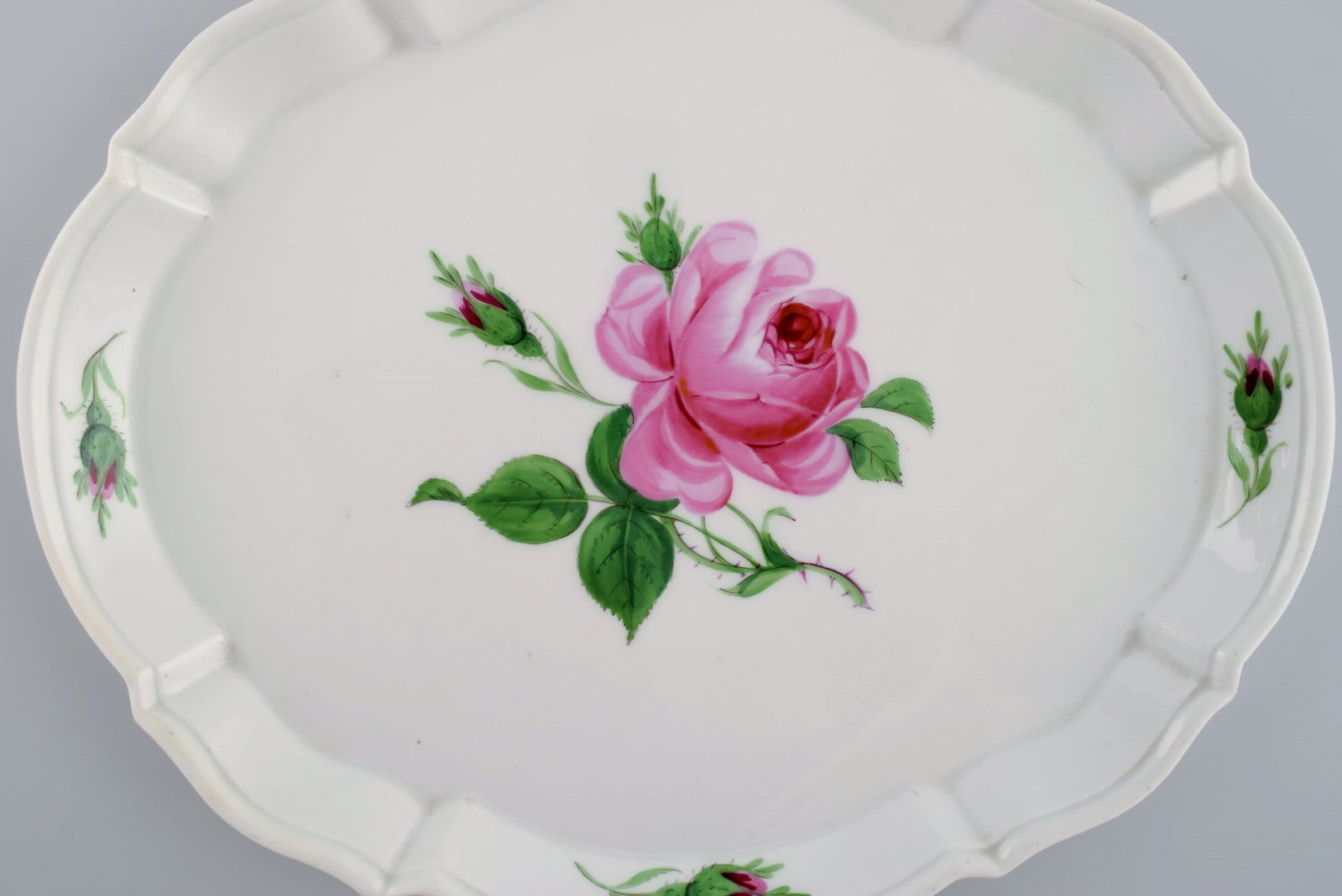 Meissen Pink Rose tray in hand-painted porcelain with gold edge. Early 20th century. - 3