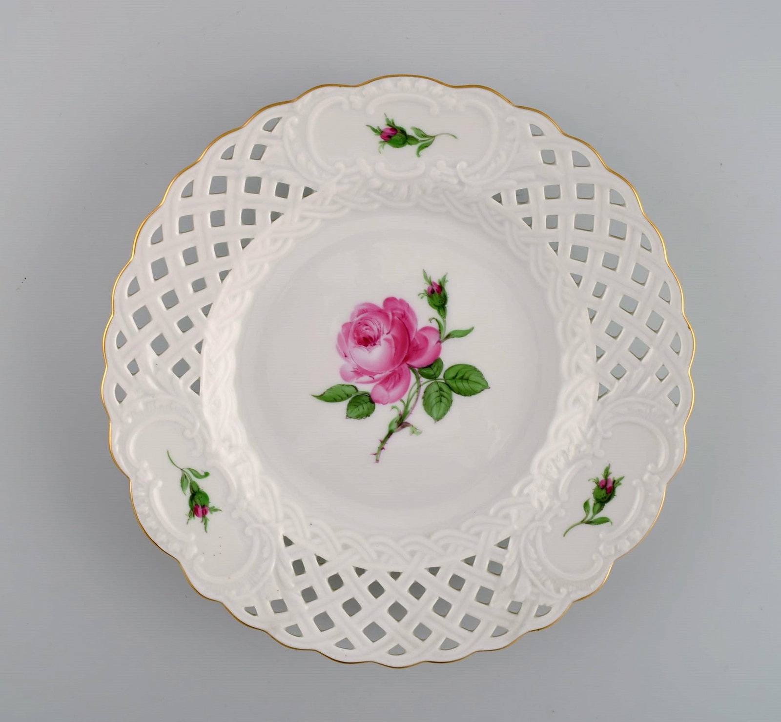 Four Meissen Pink Rose plates in openwork porcelain with hand-painted roses and gold edge. Early - 3