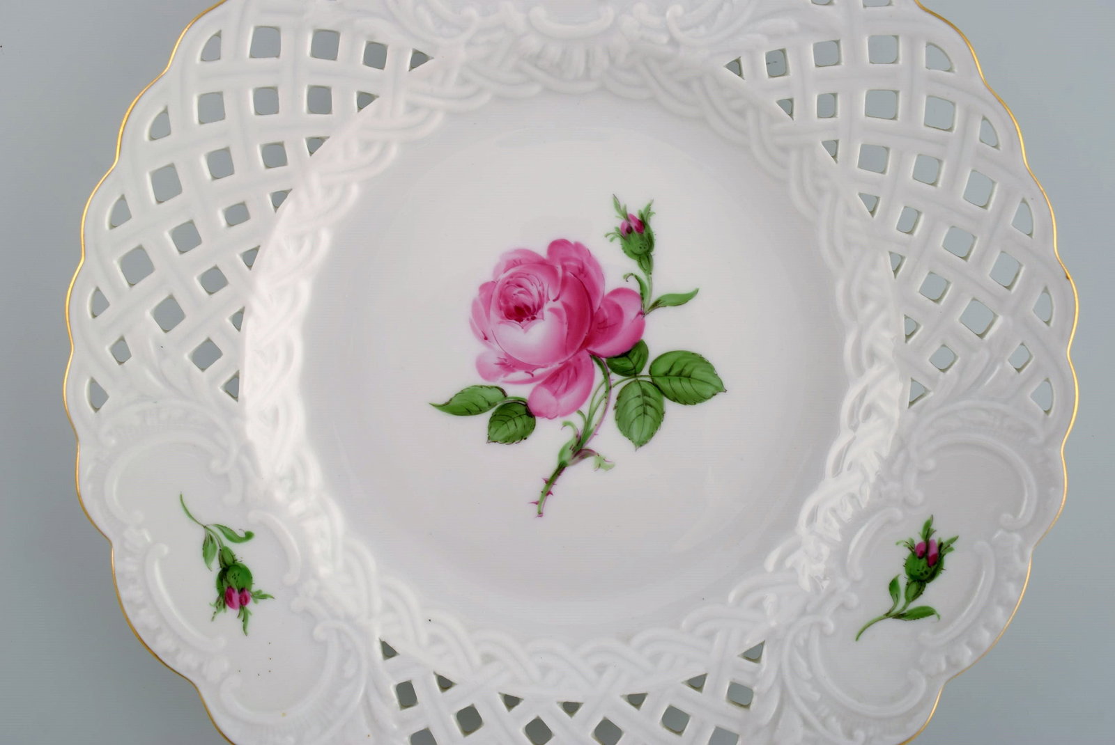 Four Meissen Pink Rose plates in openwork porcelain with hand-painted roses and gold edge. Early - 4