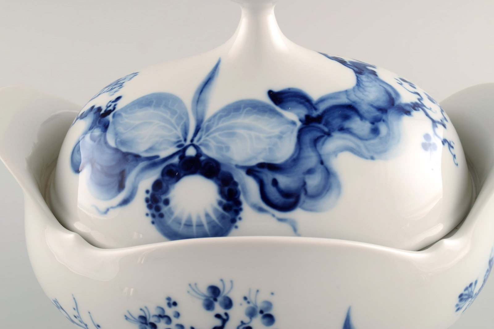 Meissen Blue Orchid. Art deco soup tureen in hand-painted porcelain. Mid-20th century. - 7