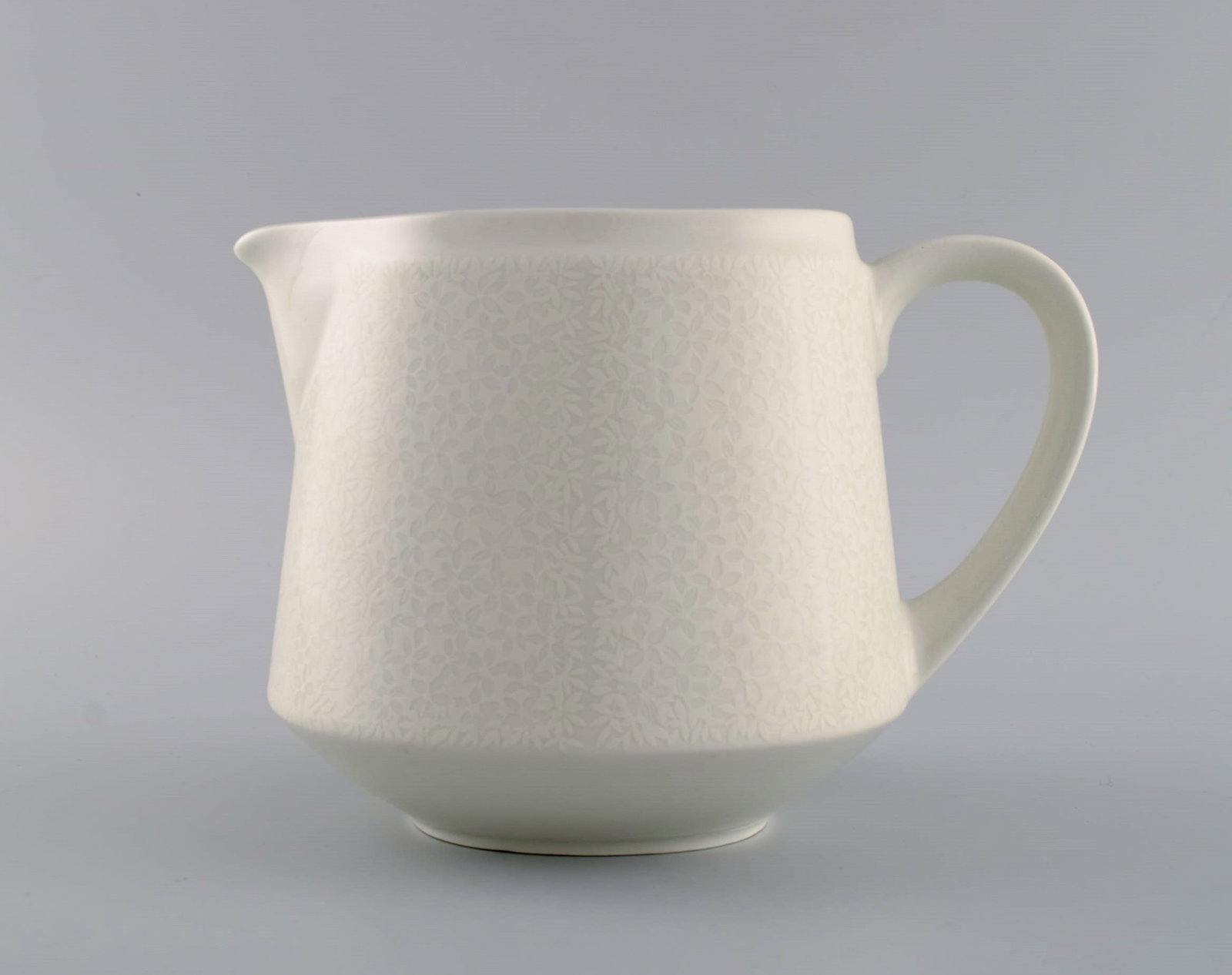 Raija Uosikkinen for Arabia. Pitsi porcelain jug with floral decoration. Dated 1967-1974. - 2