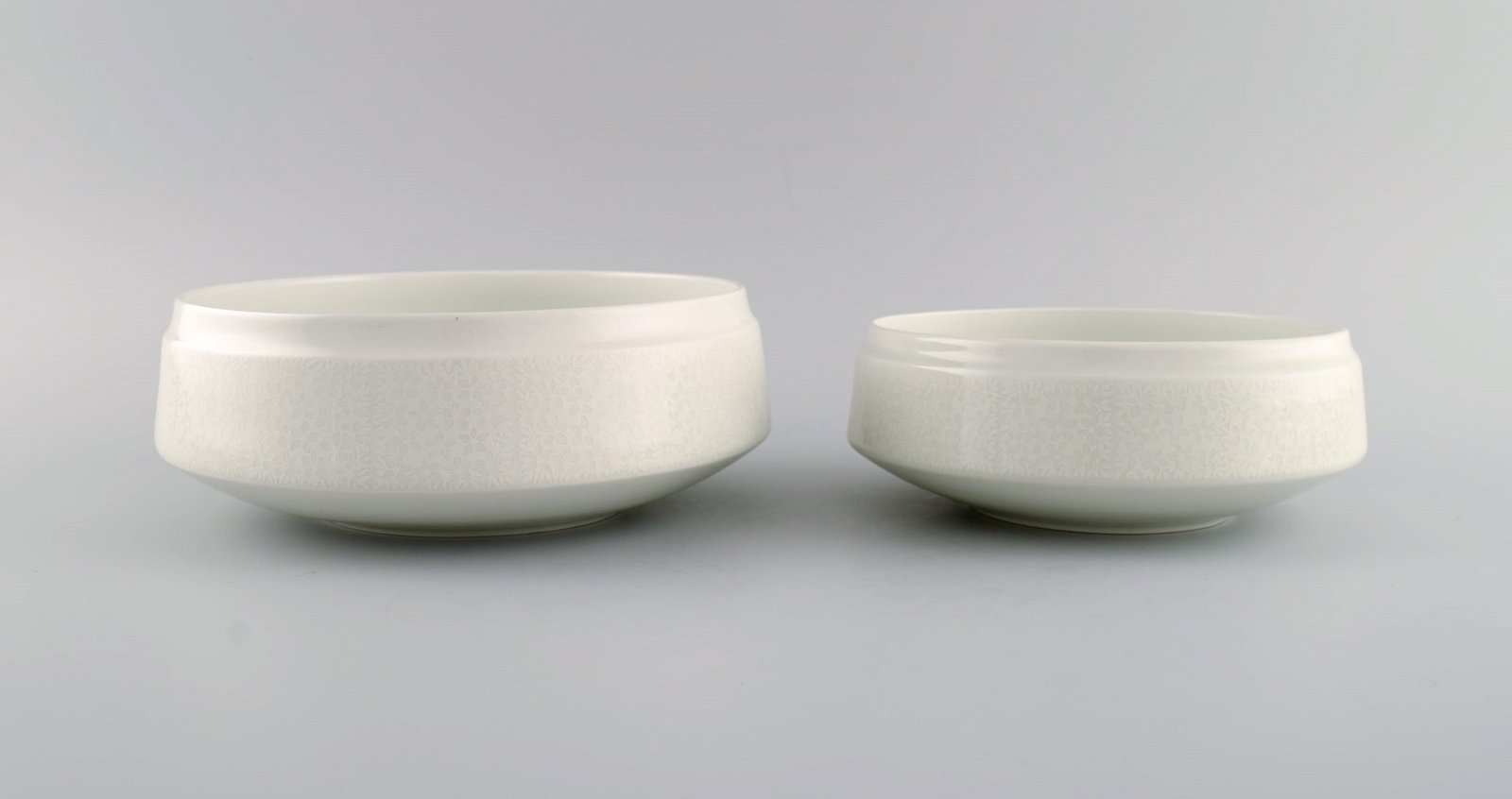 Raija Uosikkinen for Arabia. Two Pitsi porcelain bowls with floral decoration. Dated 1967-1974. - 2
