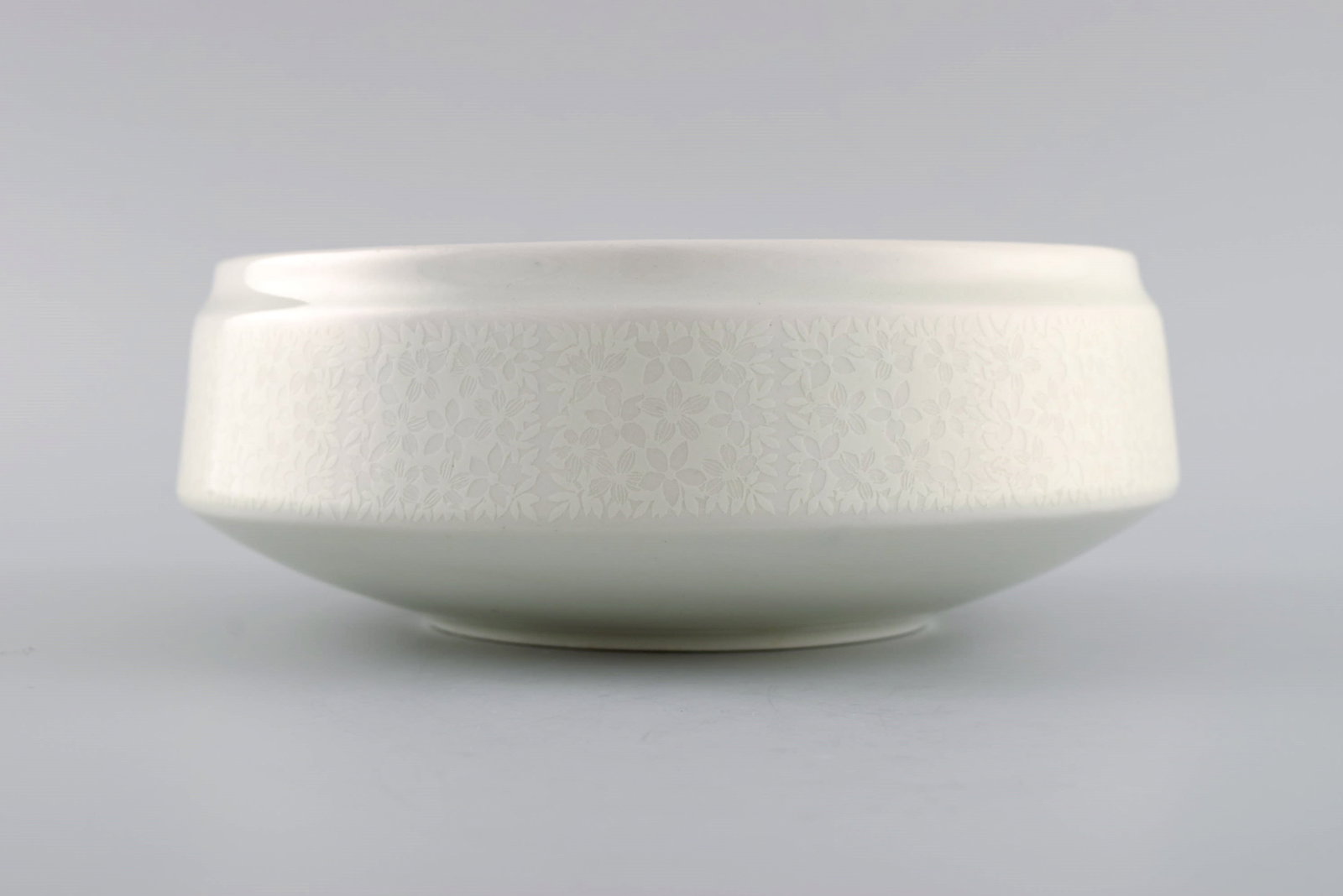 Raija Uosikkinen for Arabia. Two Pitsi porcelain bowls with floral decoration. Dated 1967-1974. - 3