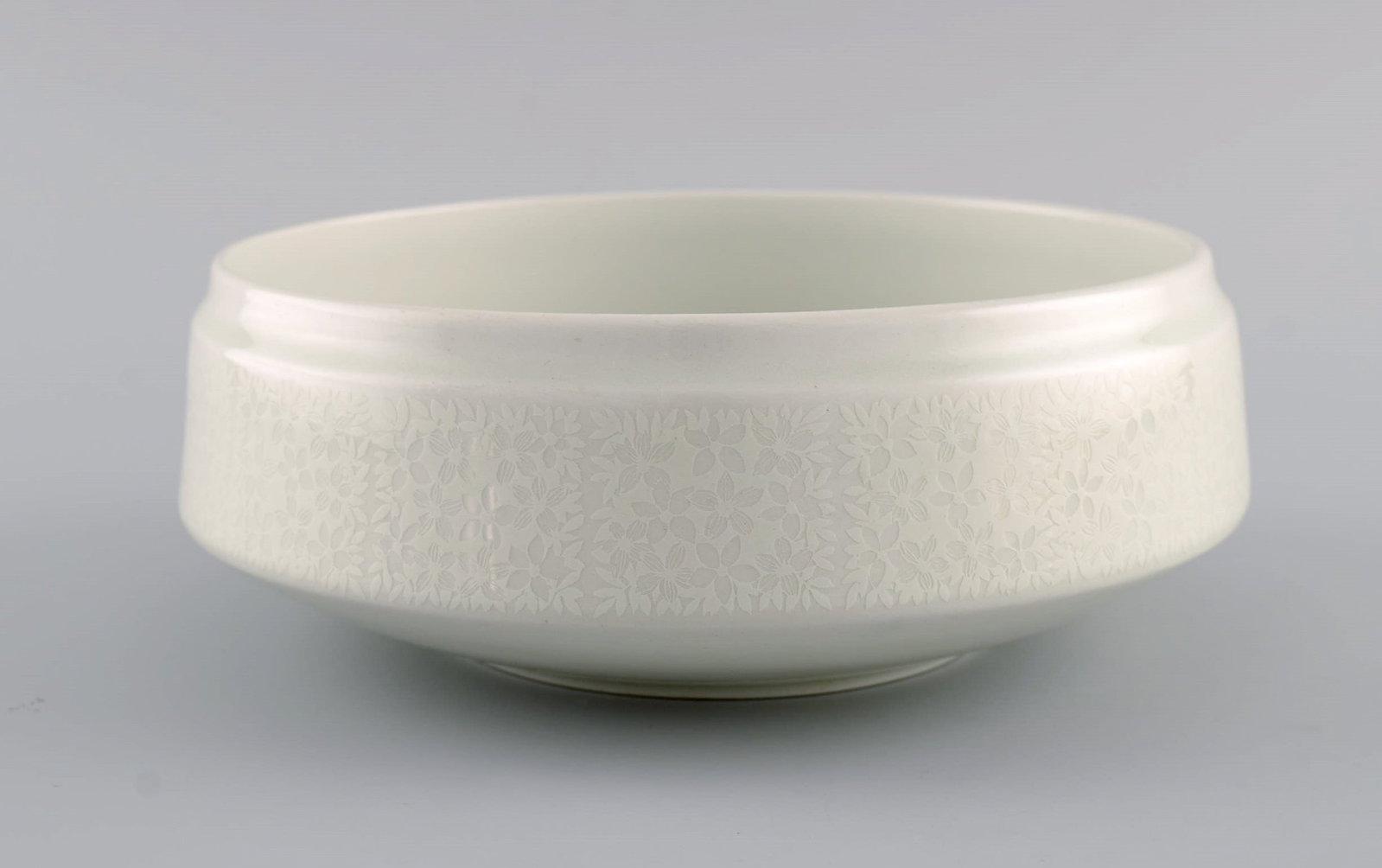 Raija Uosikkinen for Arabia. Two Pitsi porcelain bowls with floral decoration. Dated 1967-1974. - 4