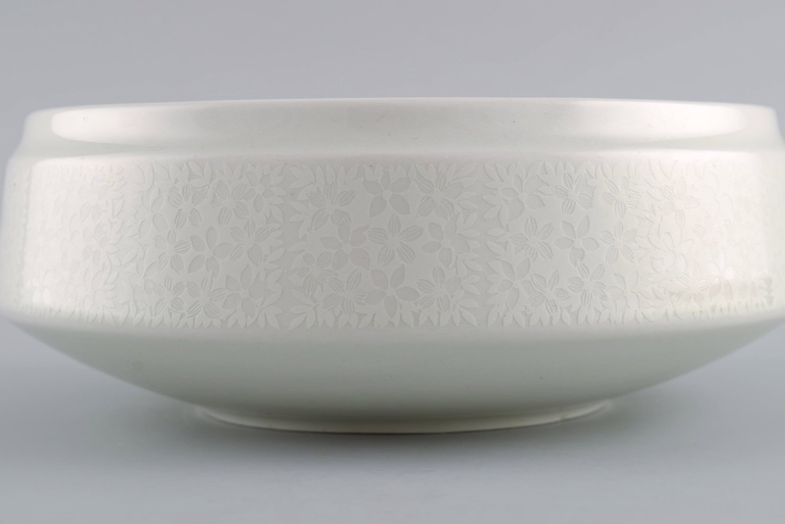 Raija Uosikkinen for Arabia. Two Pitsi porcelain bowls with floral decoration. Dated 1967-1974. - 5