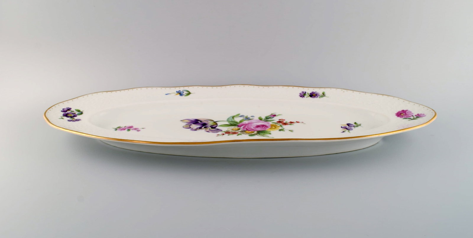 Royal Copenhagen Saxon Flower. Colossal porcelain fish dish with hand-painted flowers and gold edge. - 7