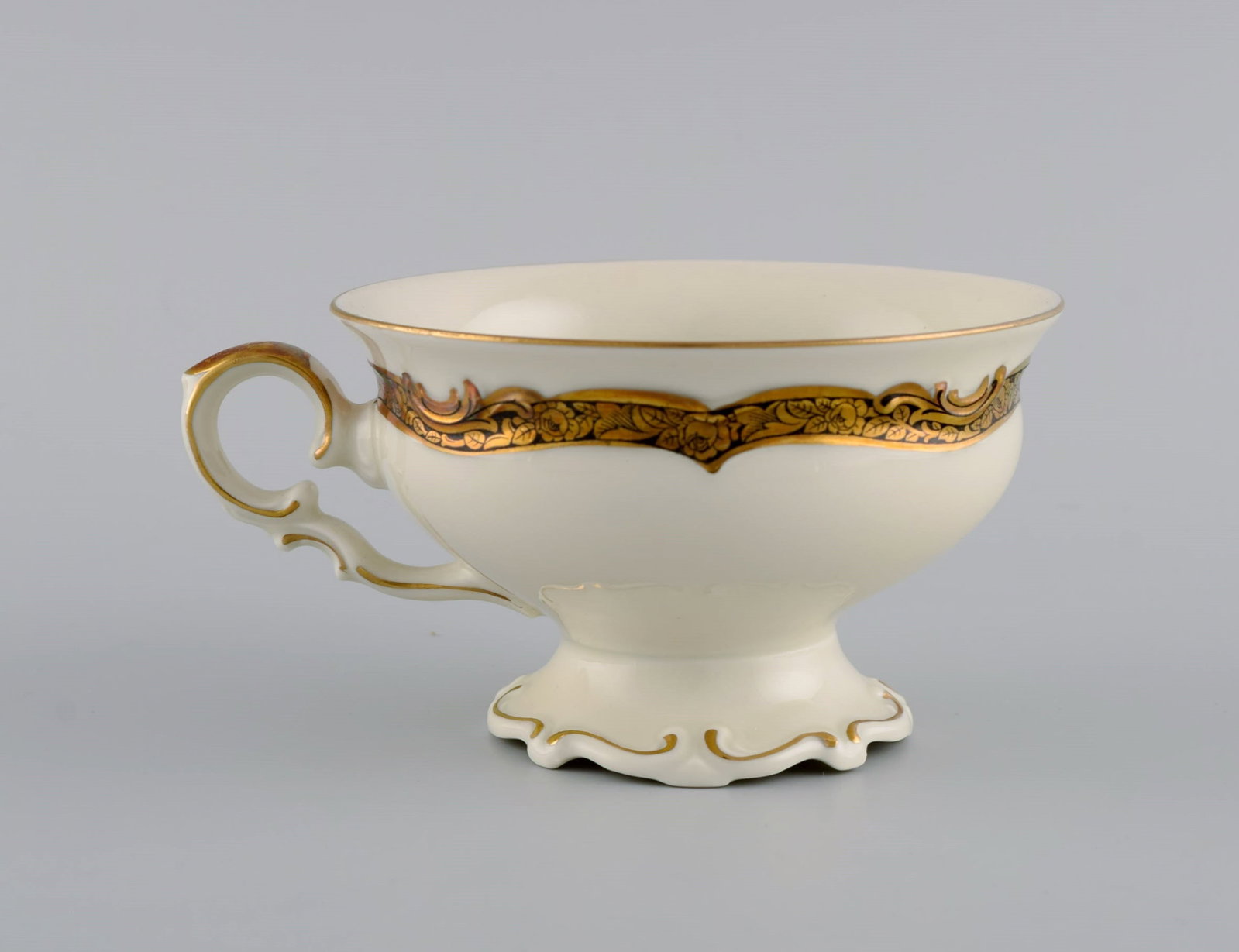 KPM, Berlin. Royal Ivory tea service in cream-colored porcelain with gold decoration for six people. - 7