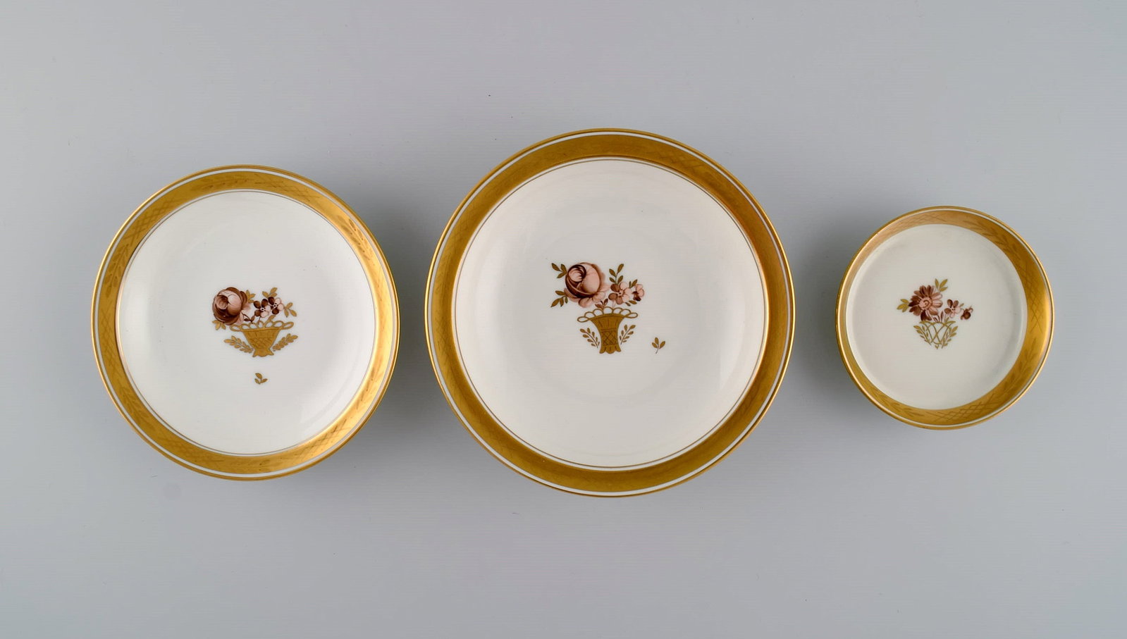Six Royal Copenhagen Golden Basket porcelain bowls with flowers and gold decoration. 1960s. - 3