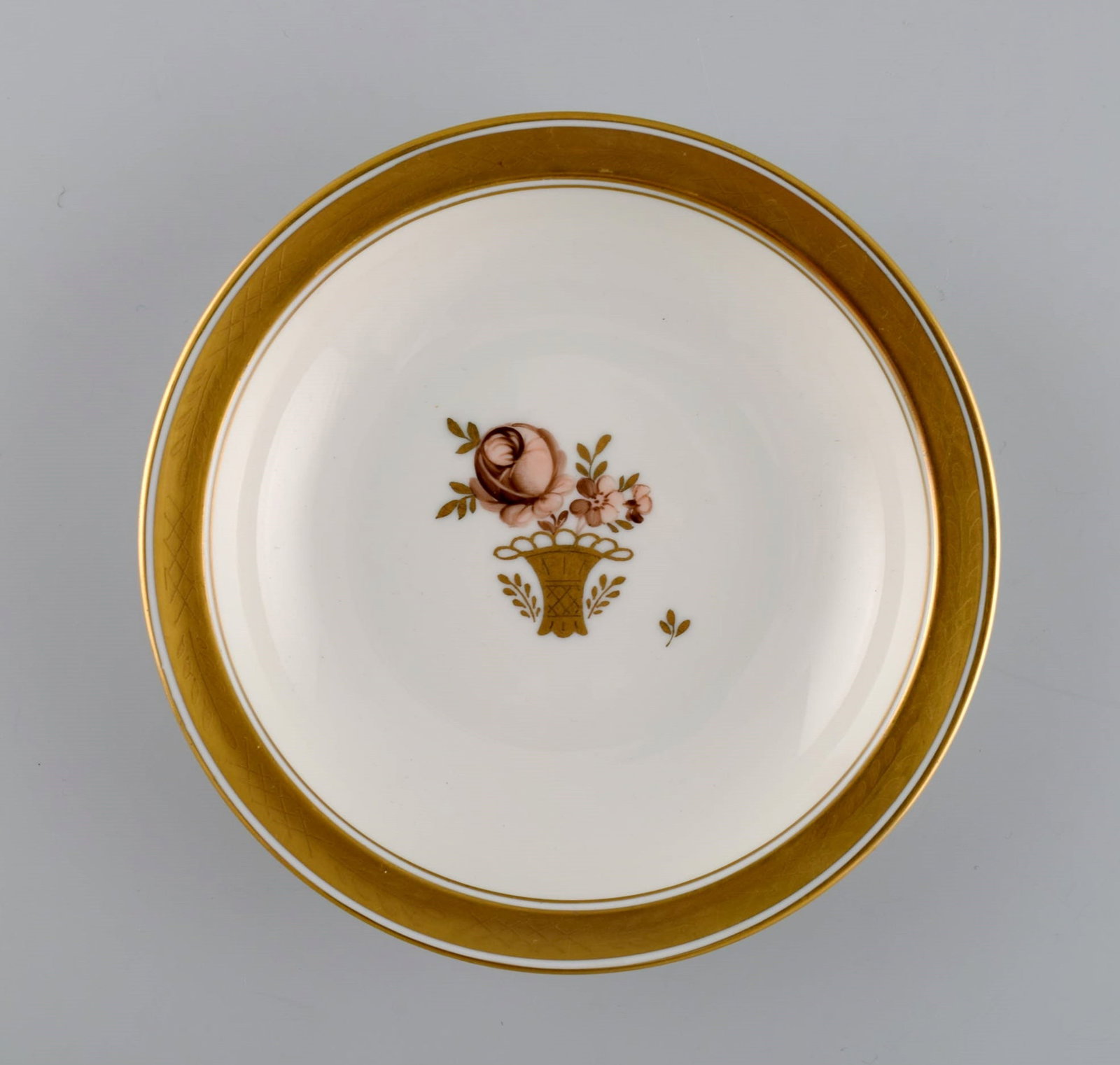 Six Royal Copenhagen Golden Basket porcelain bowls with flowers and gold decoration. 1960s. - 5