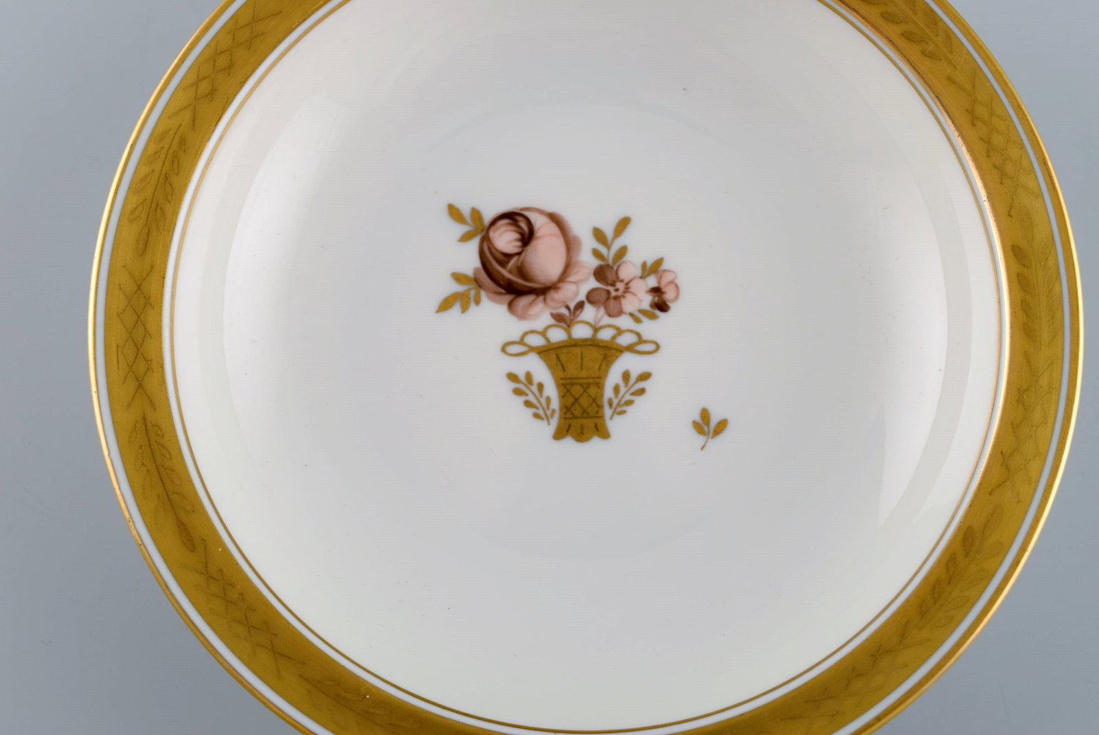 Six Royal Copenhagen Golden Basket porcelain bowls with flowers and gold decoration. 1960s. - 6