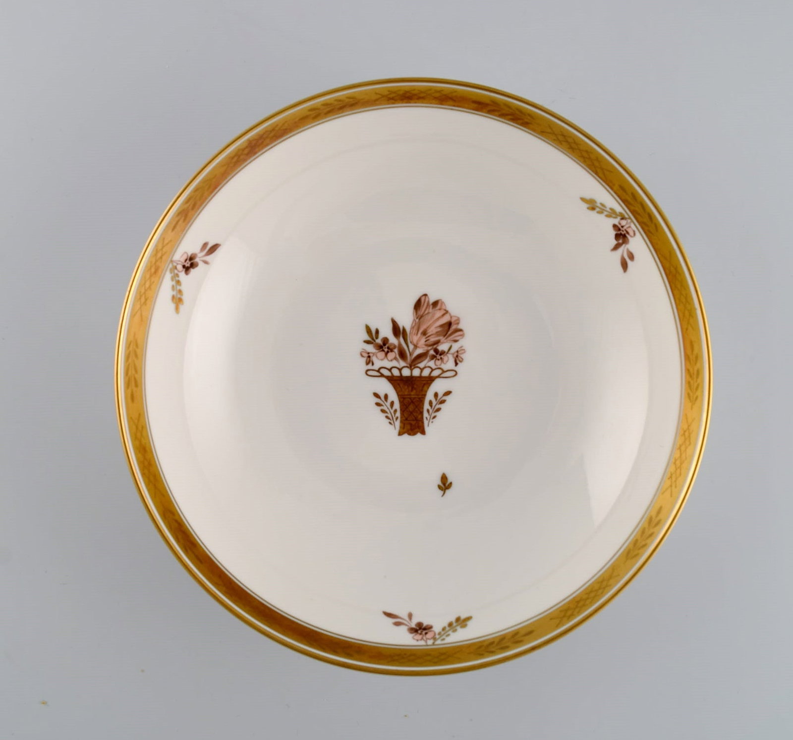 Two Royal Copenhagen Golden Basket bowls in hand-painted porcelain with flowers and gold decoration. - 3