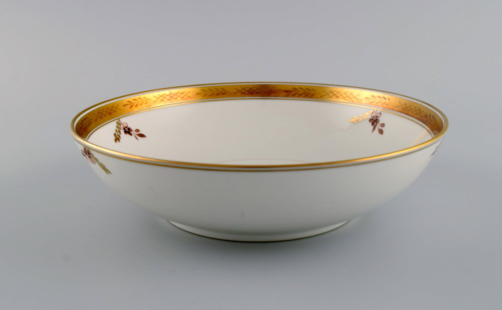 Two Royal Copenhagen Golden Basket bowls in hand-painted porcelain with flowers and gold decoration. - 4