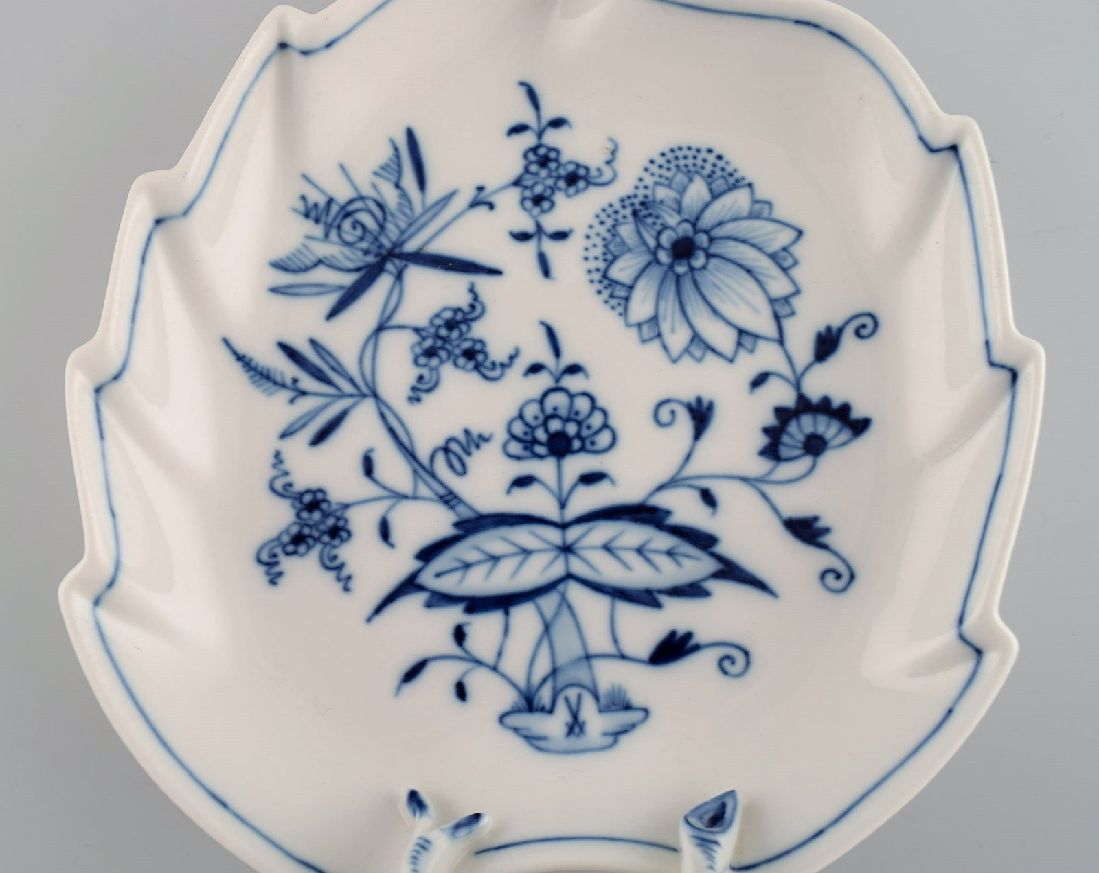 Leaf-shaped Meissen Blue Onion dish in hand-painted porcelain. Early 20th century. - 3