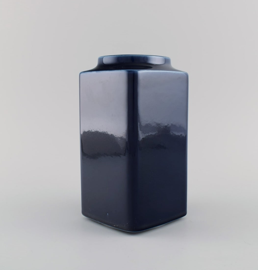 Arabia, Finland. Vase in glazed porcelain. Beautiful glaze in deep blue shades. 1940s / 50s. - 4