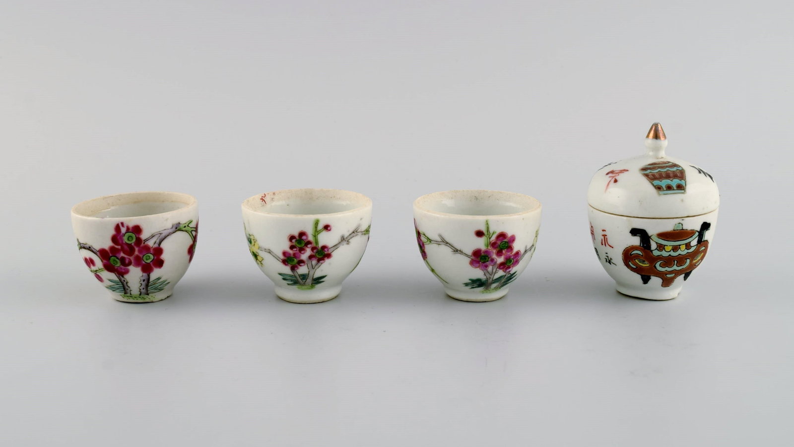 Antique Chinese lidded jar and three cups in hand-painted porcelain with flowers. 19th century. - 2