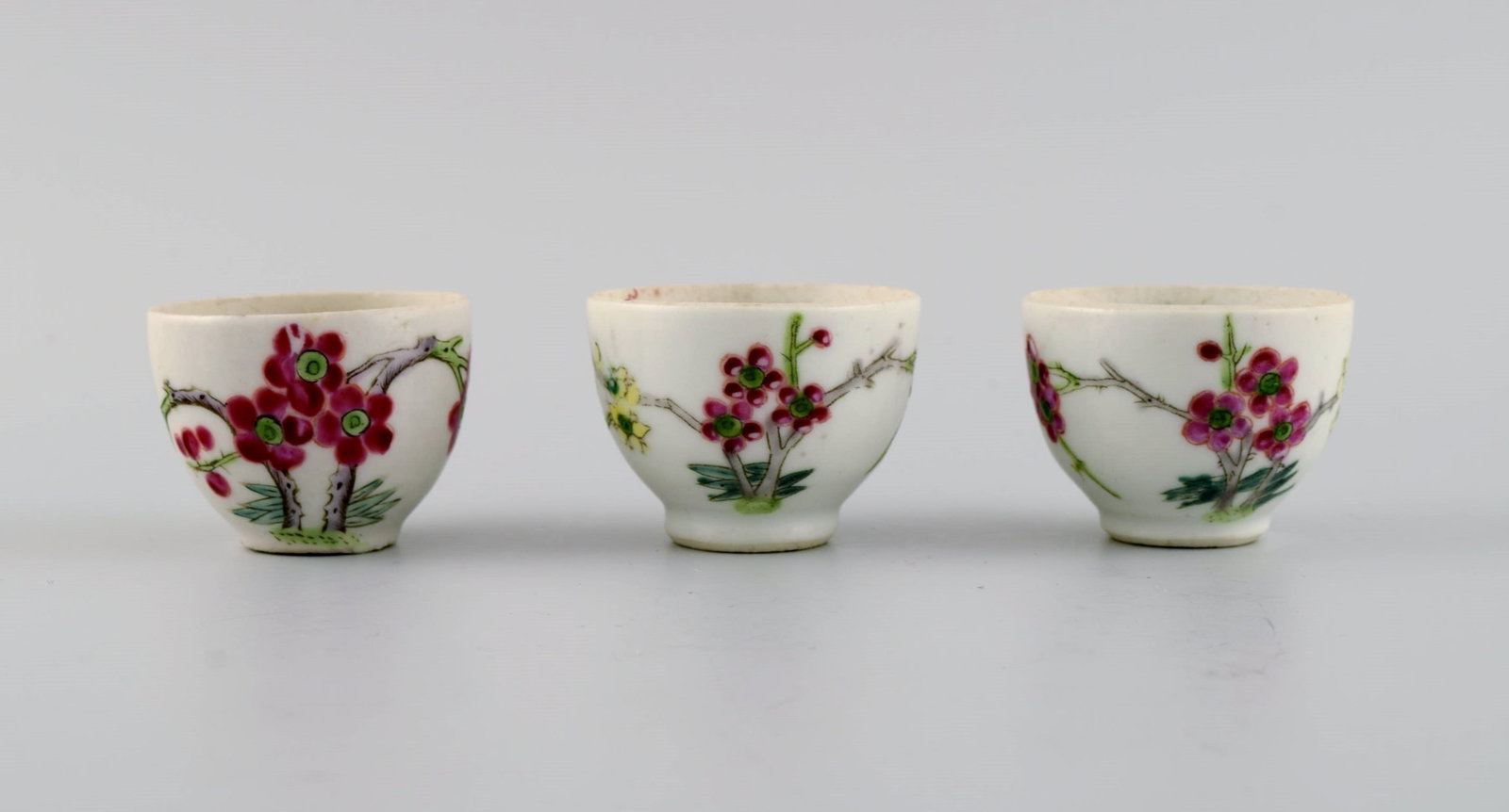 Antique Chinese lidded jar and three cups in hand-painted porcelain with flowers. 19th century. - 3