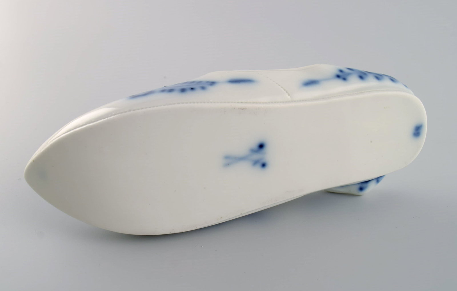 Meissen, Germany. Antique miniature slipper in hand-painted porcelain. Late 19th century. - 7