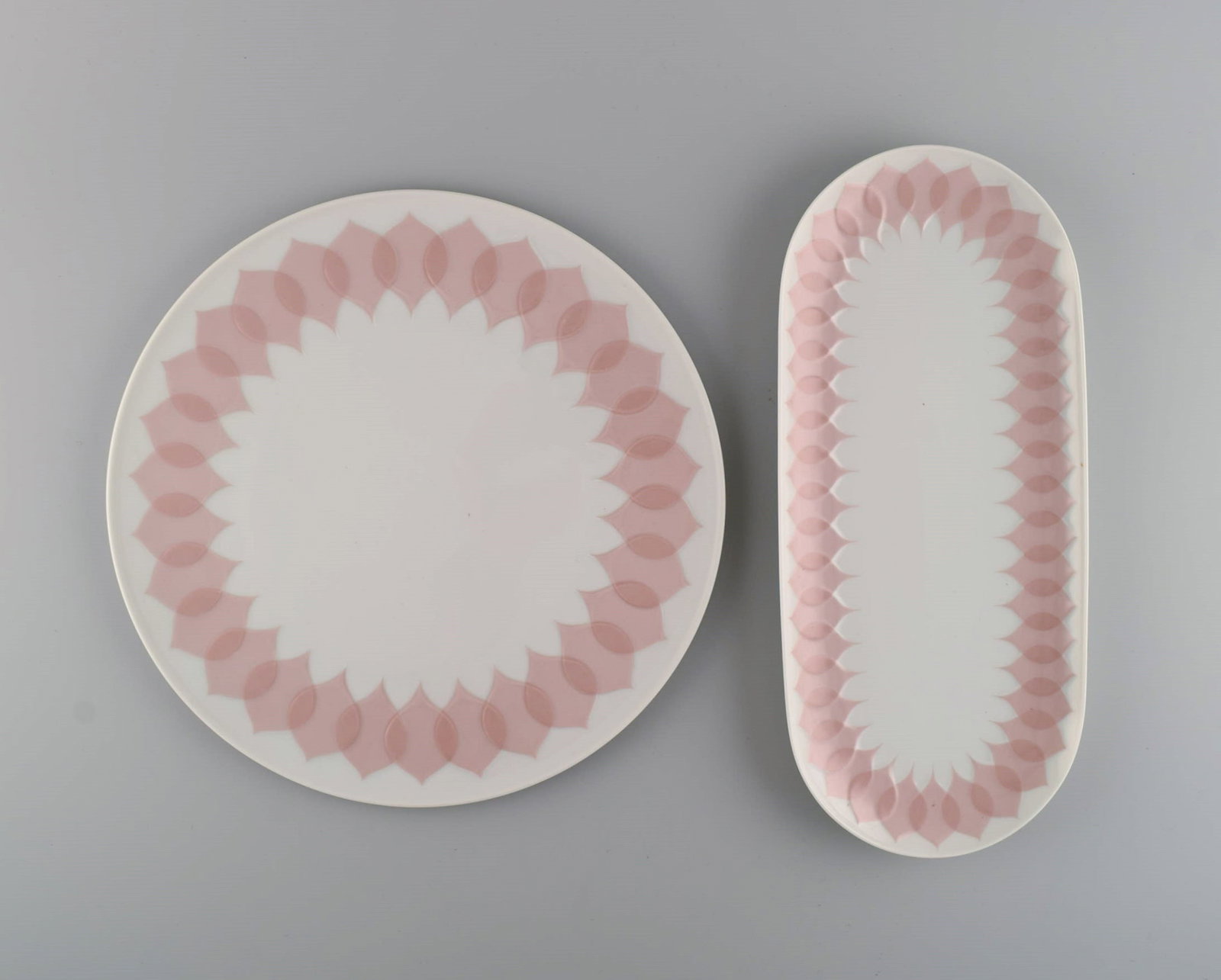 Bjorn Wiinblad for Rosenthal. Lotus porcelain service. Two serving dishes decorated with pink lotus - 2