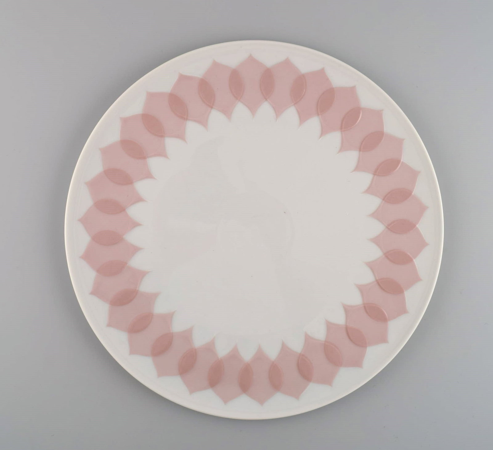 Bjorn Wiinblad for Rosenthal. Lotus porcelain service. Two serving dishes decorated with pink lotus - 3