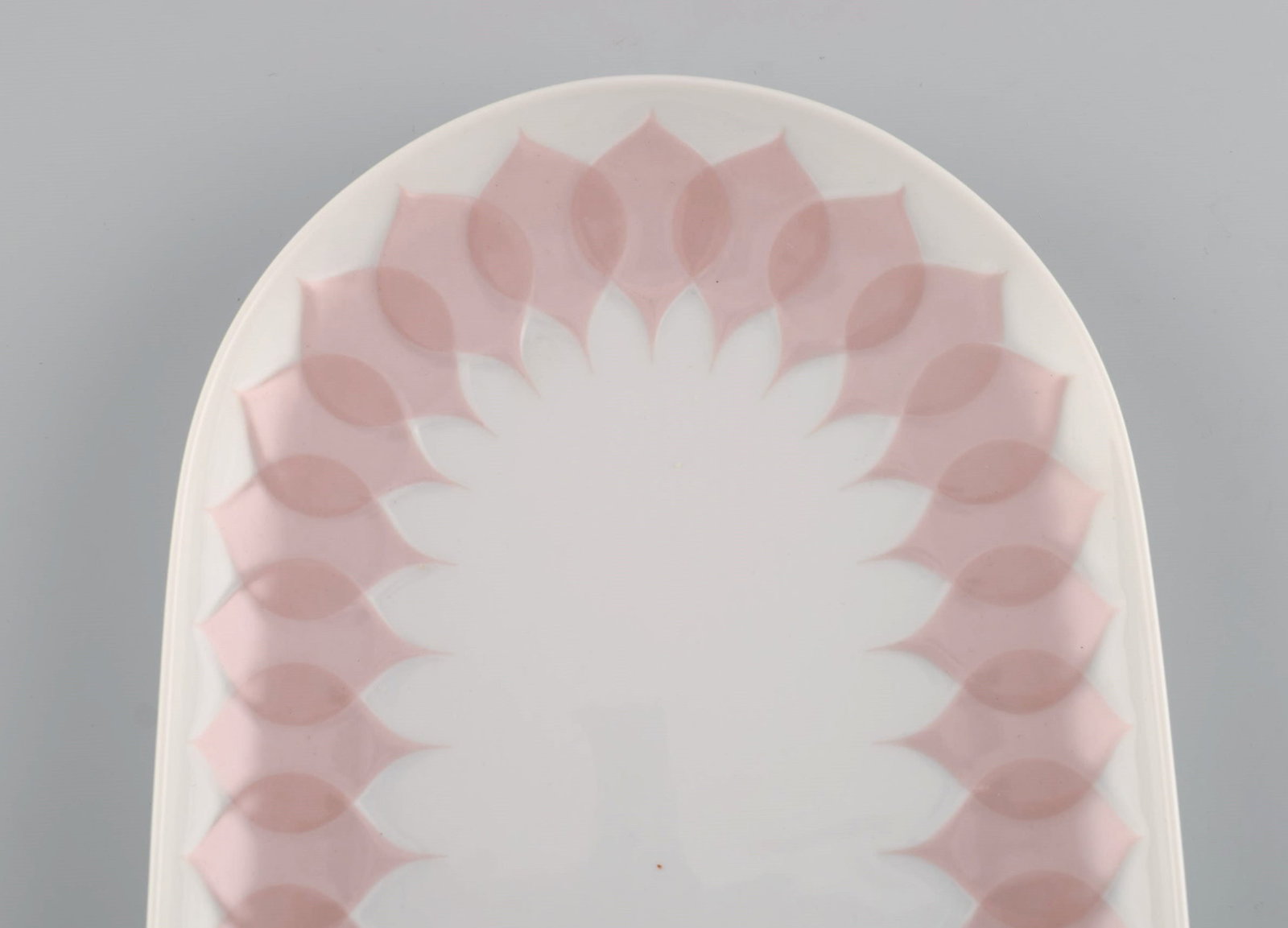 Bjorn Wiinblad for Rosenthal. Lotus porcelain service. Two serving dishes decorated with pink lotus - 5