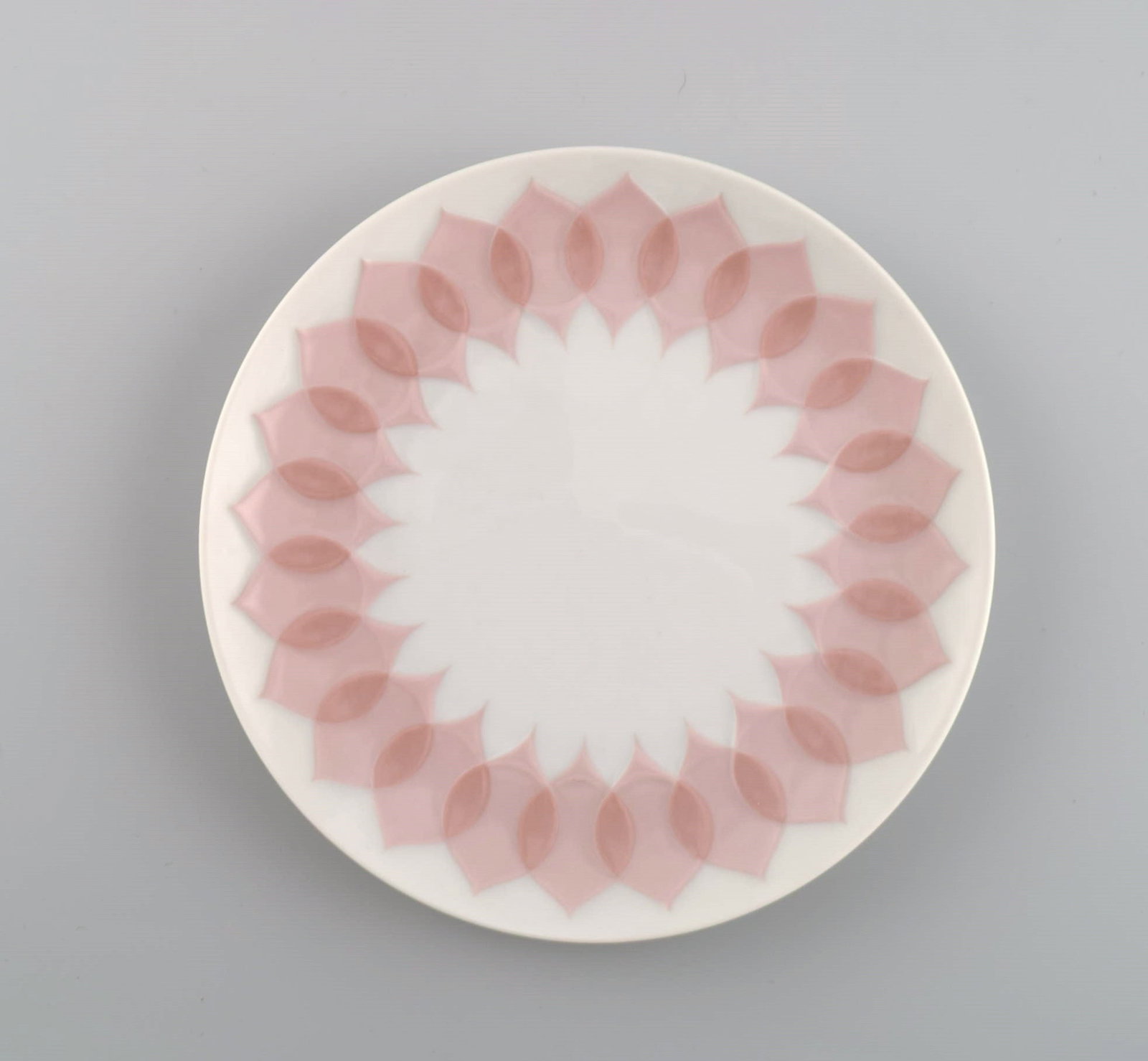 Bjorn Wiinblad for Rosenthal. Lotus porcelain service. Twelve plates decorated with pink lotus - 3