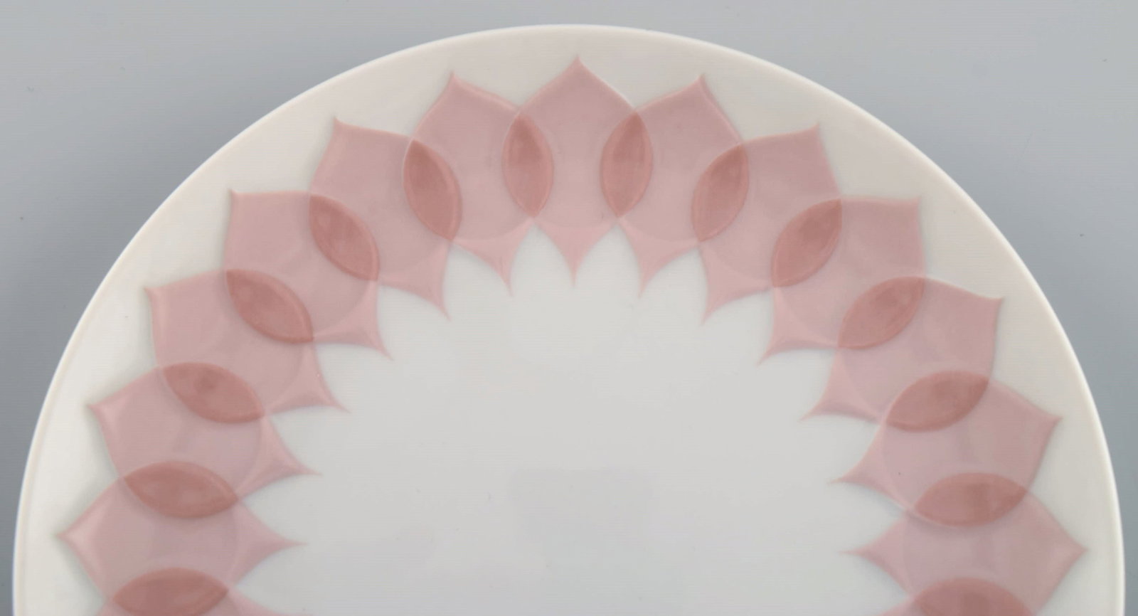 Bjorn Wiinblad for Rosenthal. Lotus porcelain service. Twelve plates decorated with pink lotus - 4