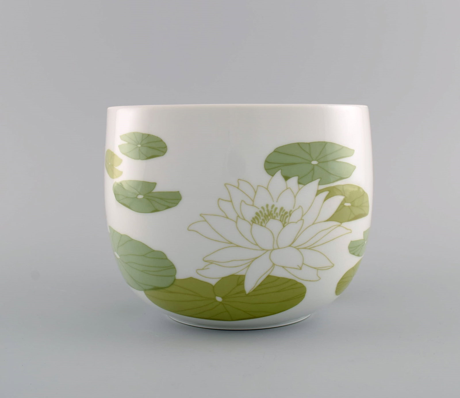 Timo Sarpaneva for Rosenthal. Rare Suomi bowl in porcelain decorated with water lilies. 1970s / 80s. - 2