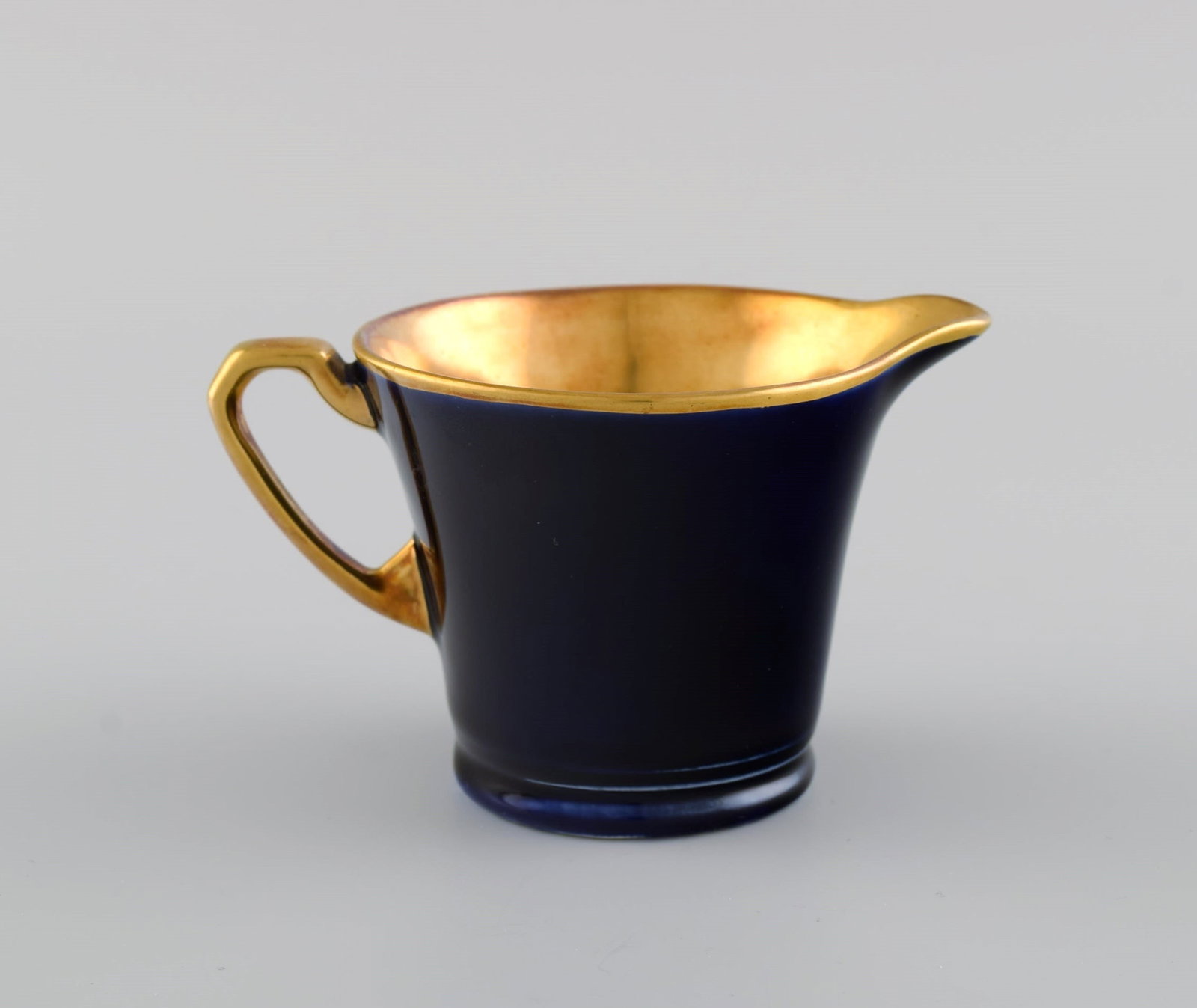 Crown Devon, England. Art deco coffee service for five people in navy blue porcelain, gilded inside. - 7