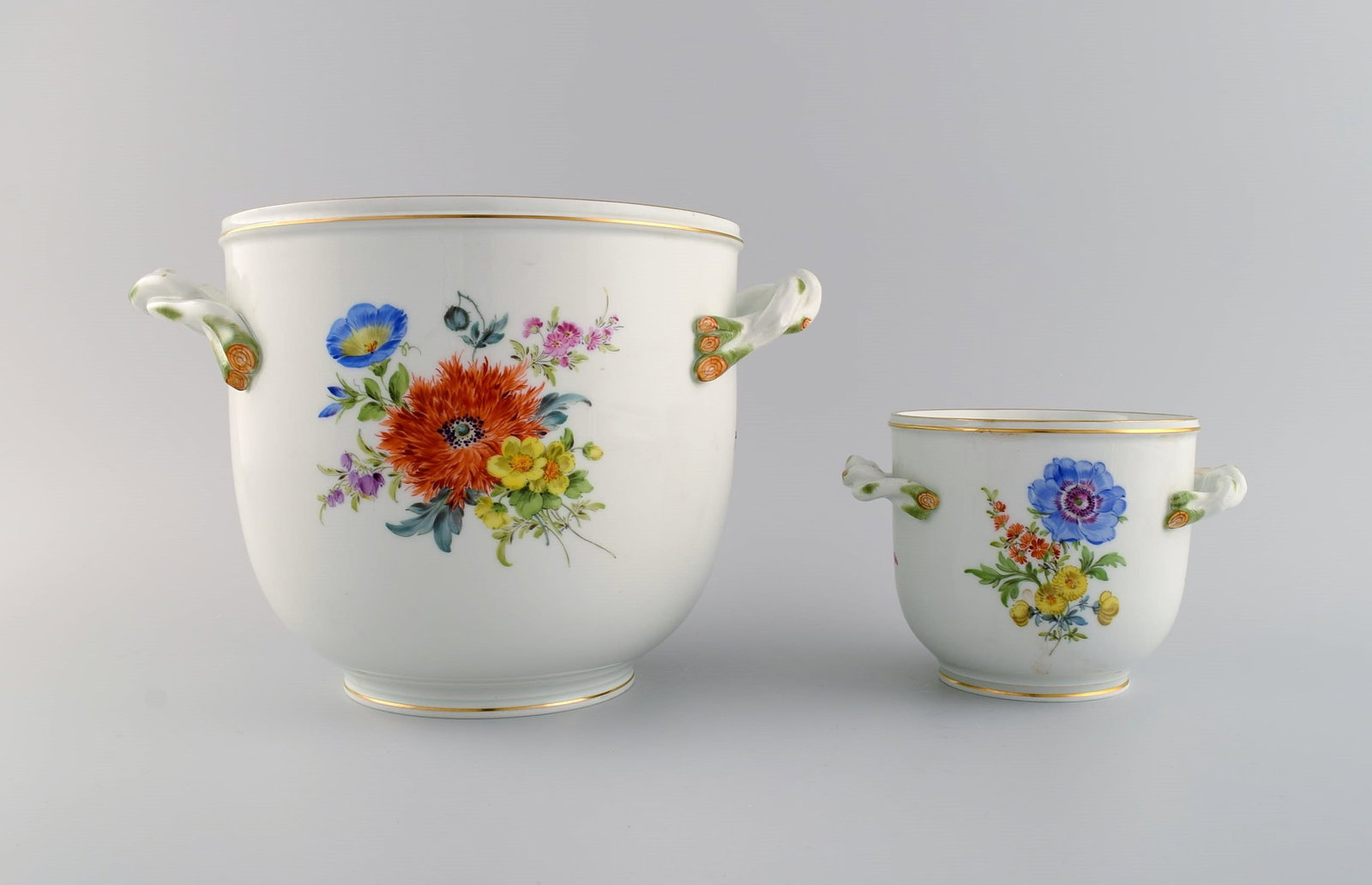 Meissen wine cooler and vase in hand-painted porcelain with flowers and gold edge. Handles modeled - 2