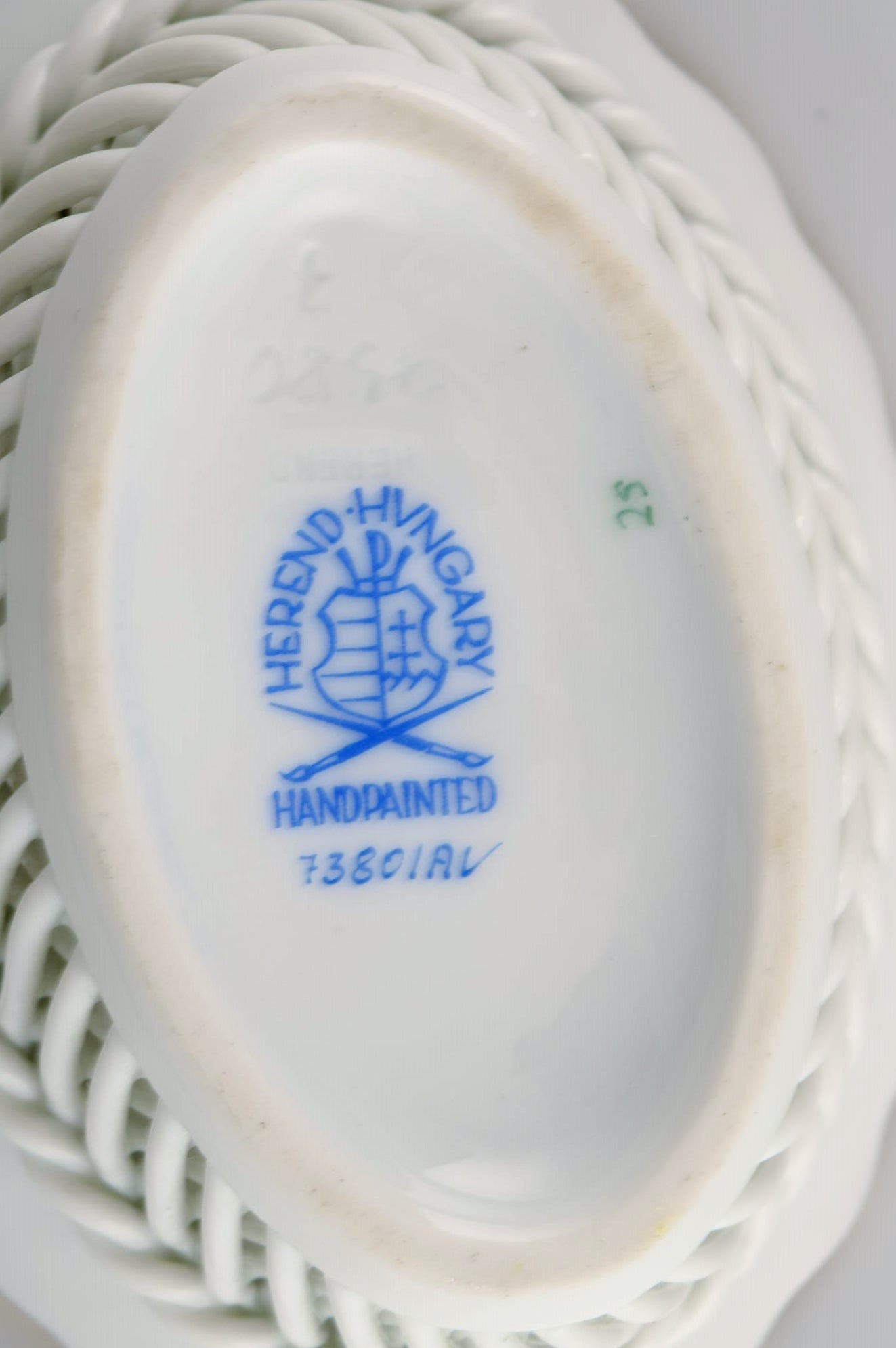 Two Herend bowls in openwork porcelain with hand-painted flowers and gold decoration. Mid-20th - 7