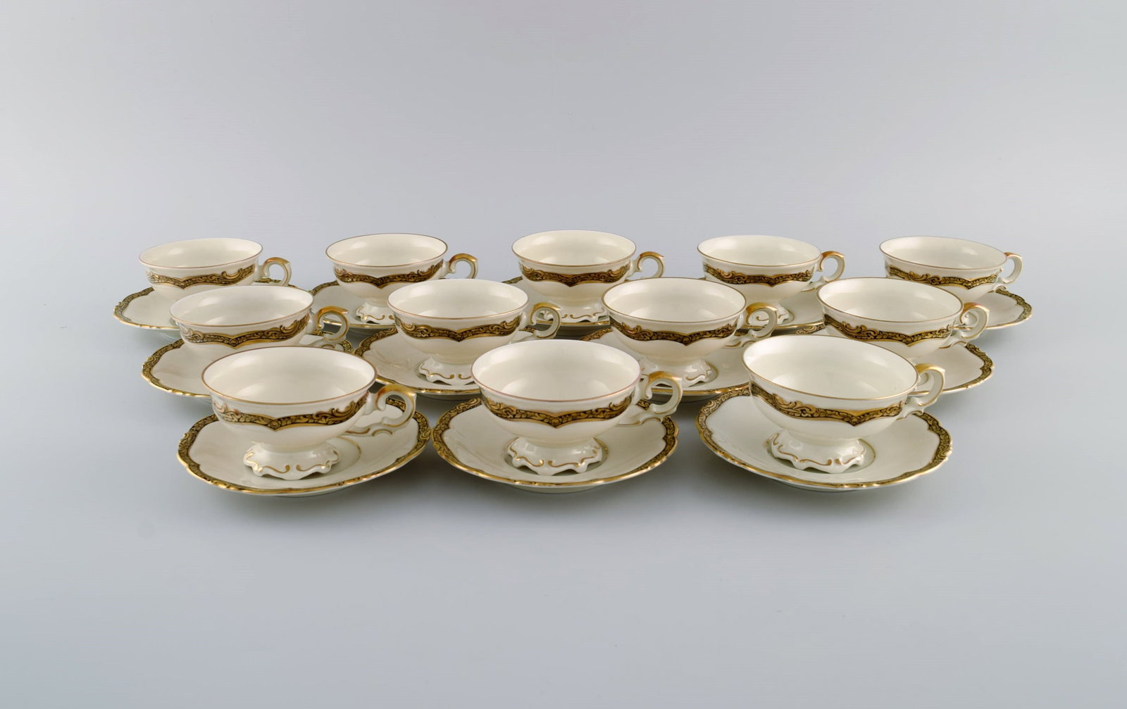 KPM, Berlin. Twelve Royal Ivory tea cups with saucers in cream-colored porcelain with gold - 2