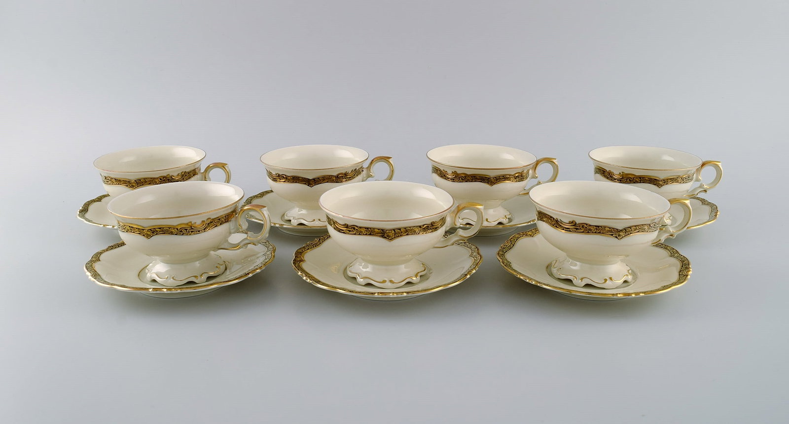 KPM, Berlin. Seven Royal Ivory tea cups with saucers in cream-colored porcelain with gold - 2
