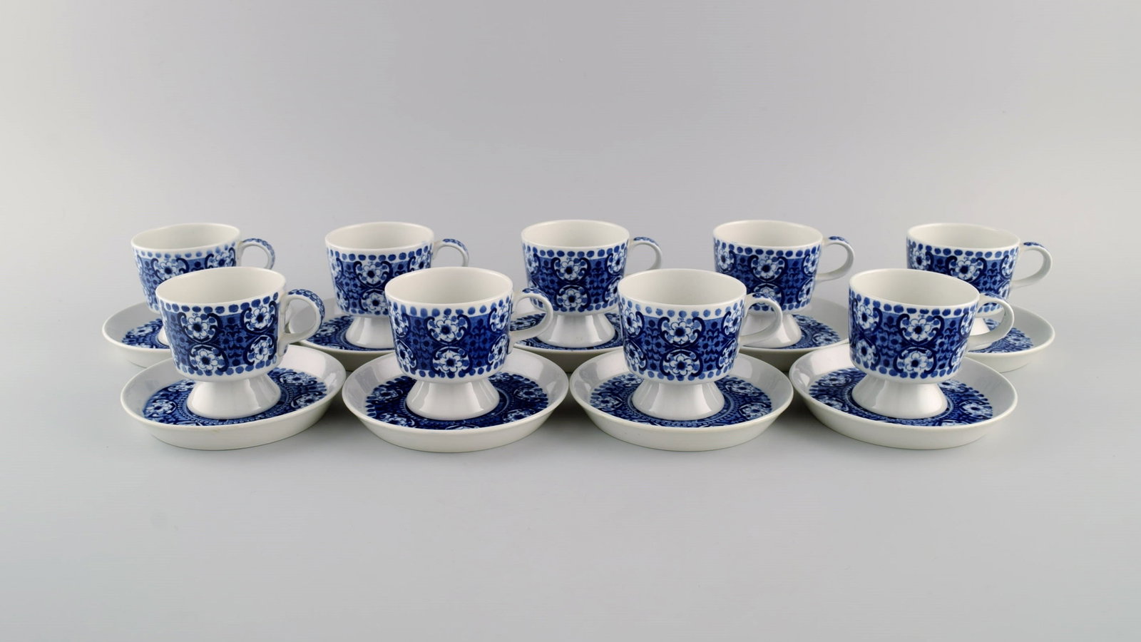 Raija Uosikkinen for Arabia. 9 Ali porcelain coffee cups with saucers. Blue flower decoration. - 2