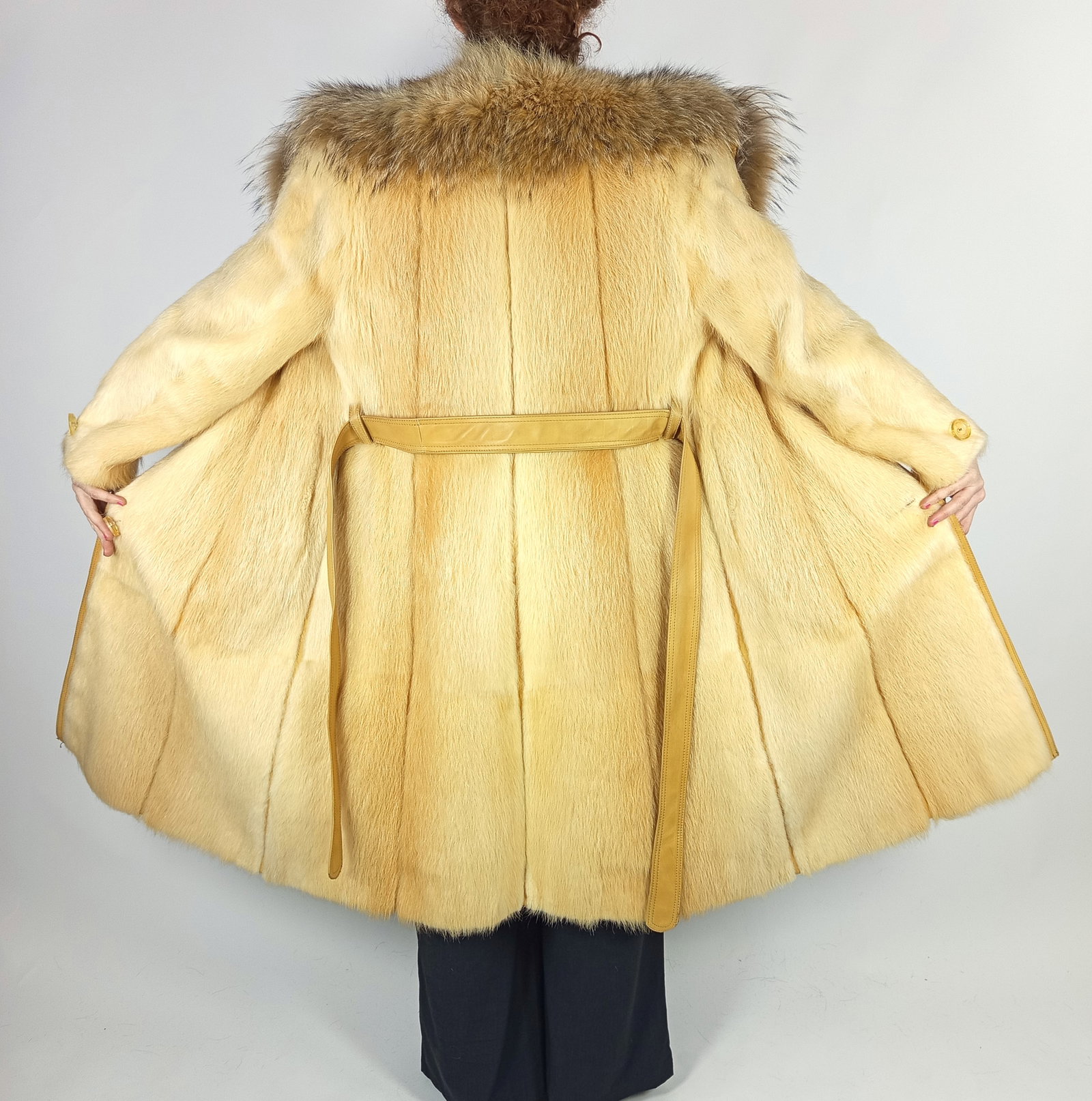 BEAVER & COYOTE FUR COAT EU: S ; US: 6 - 7