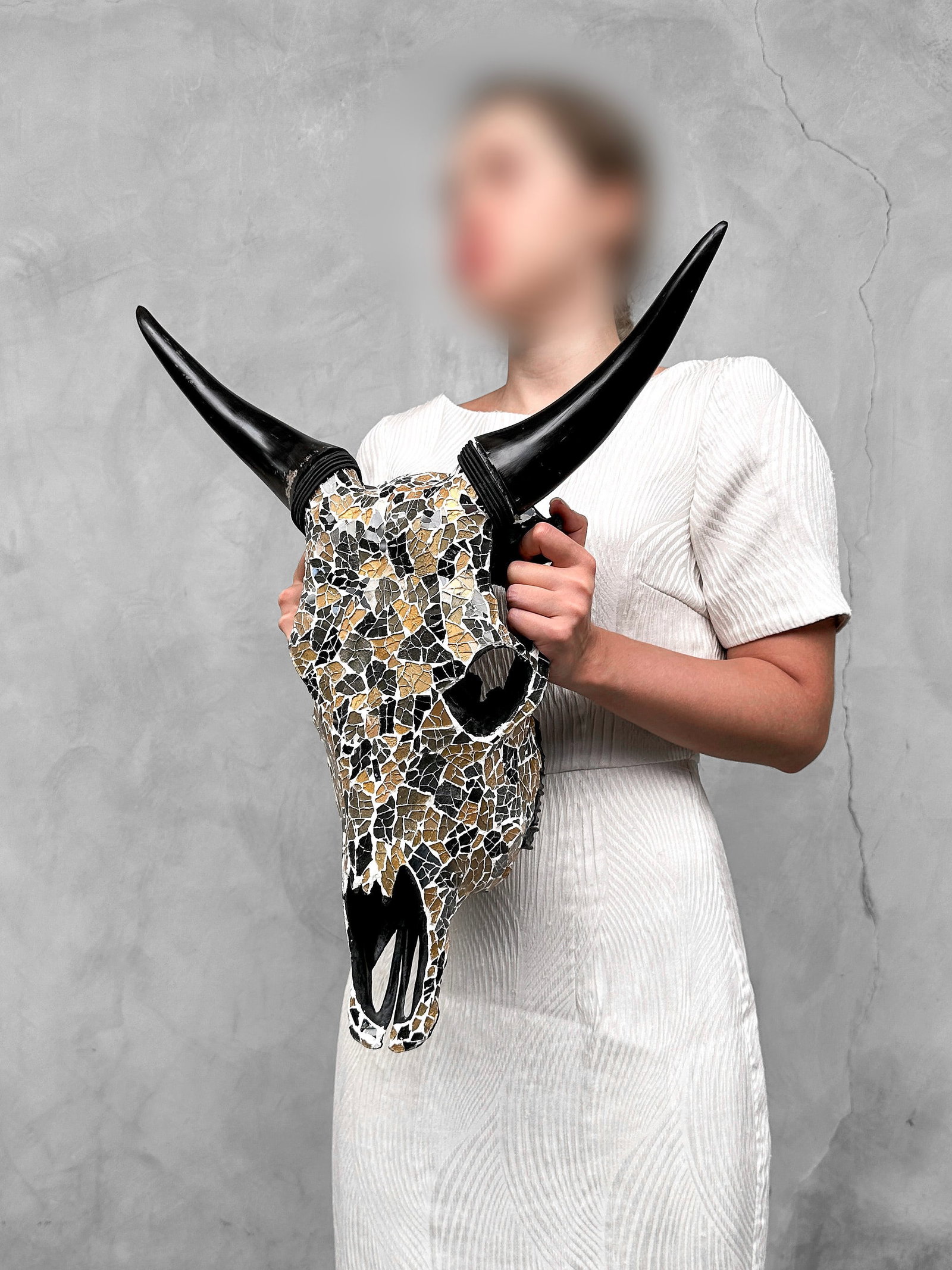 Striking cow skull with glass mozaic inlay - 2