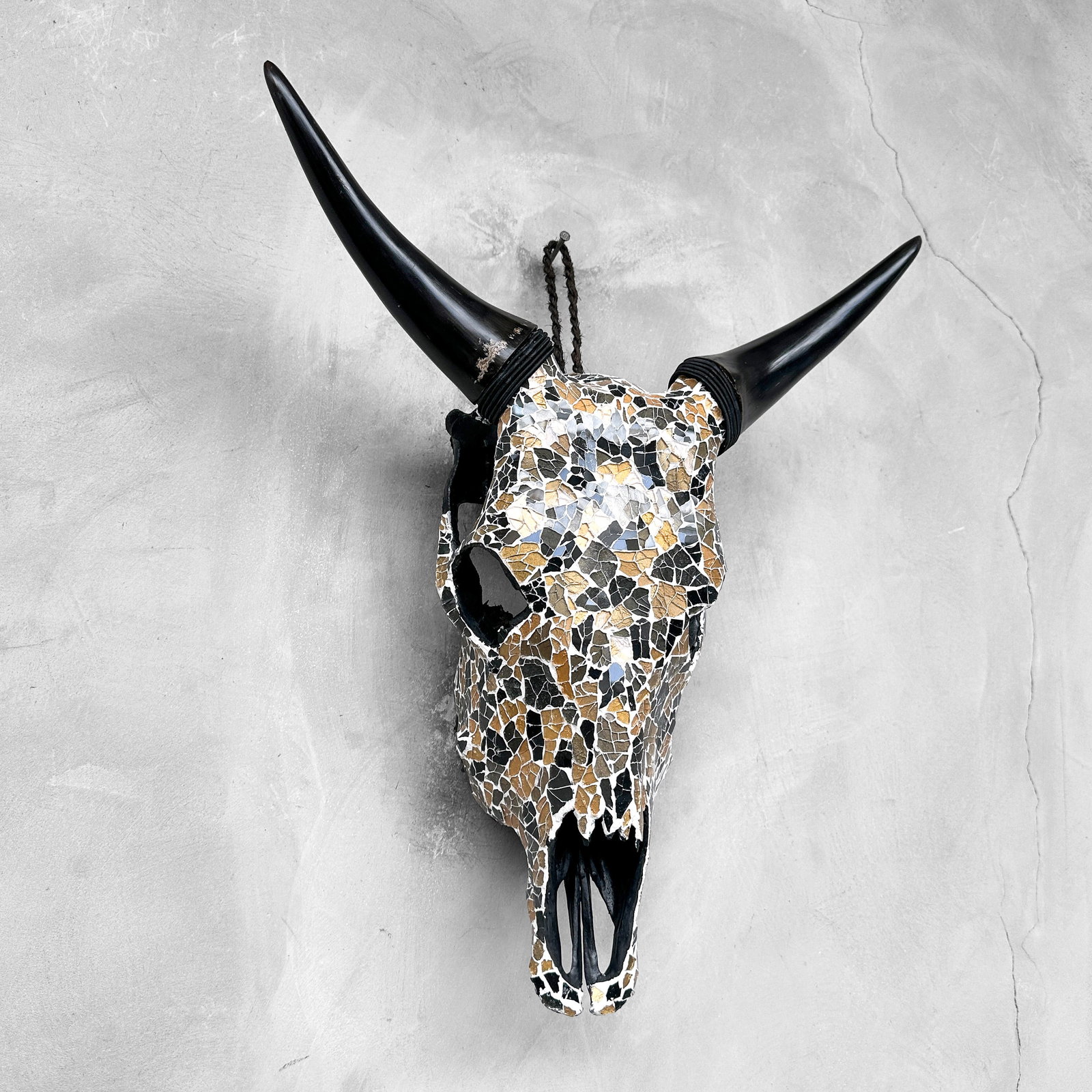 Striking cow skull with glass mozaic inlay - 5
