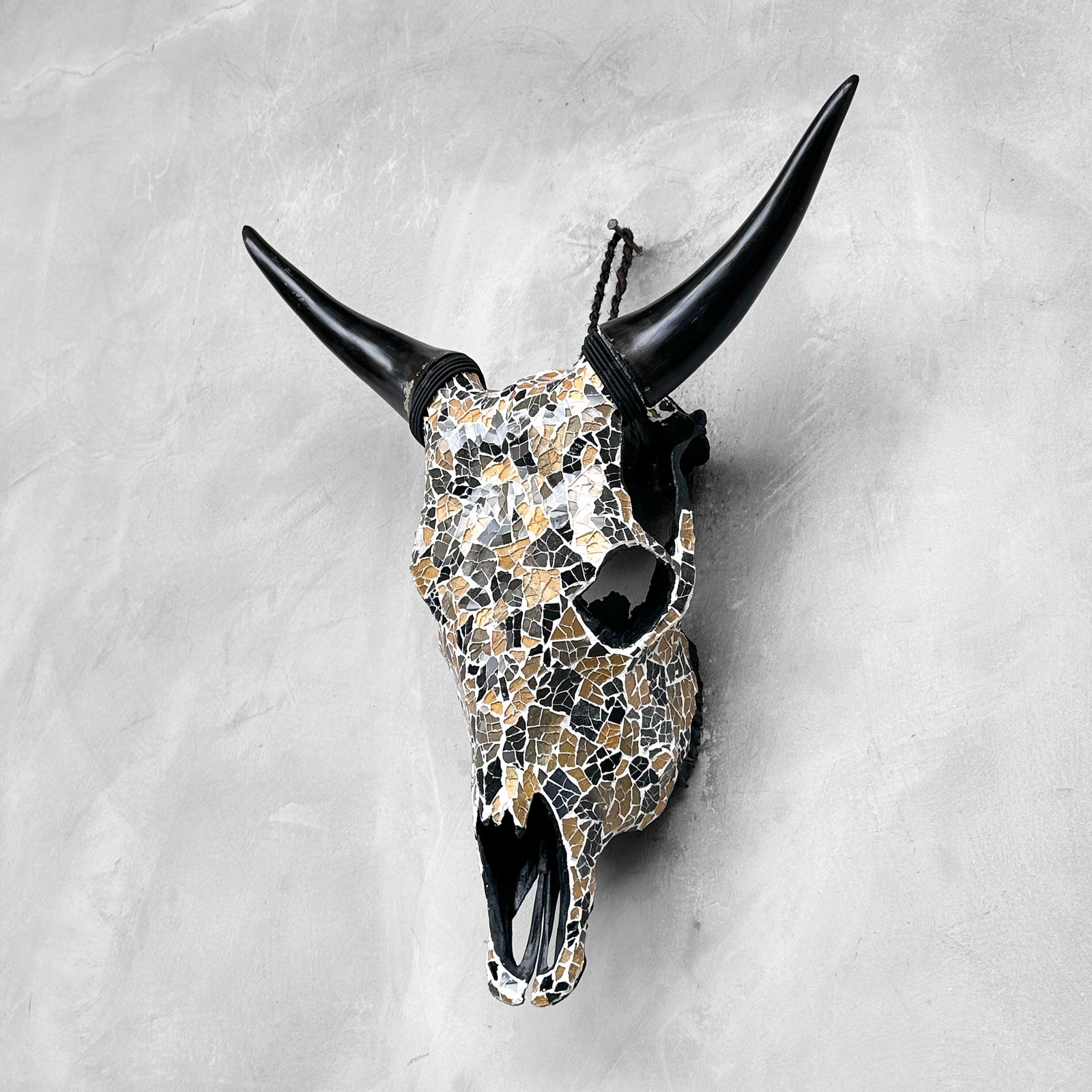 Striking cow skull with glass mozaic inlay - 7