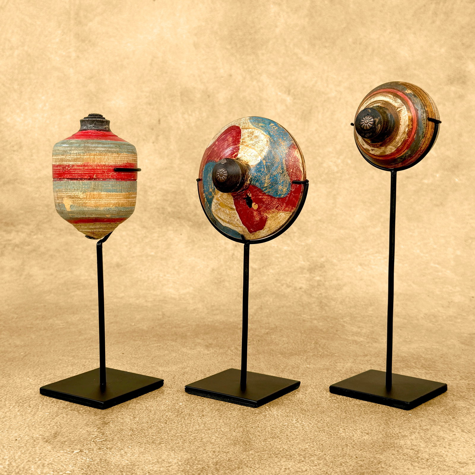Beautiful set of 3 spinning tops with stands - Gasing - 2