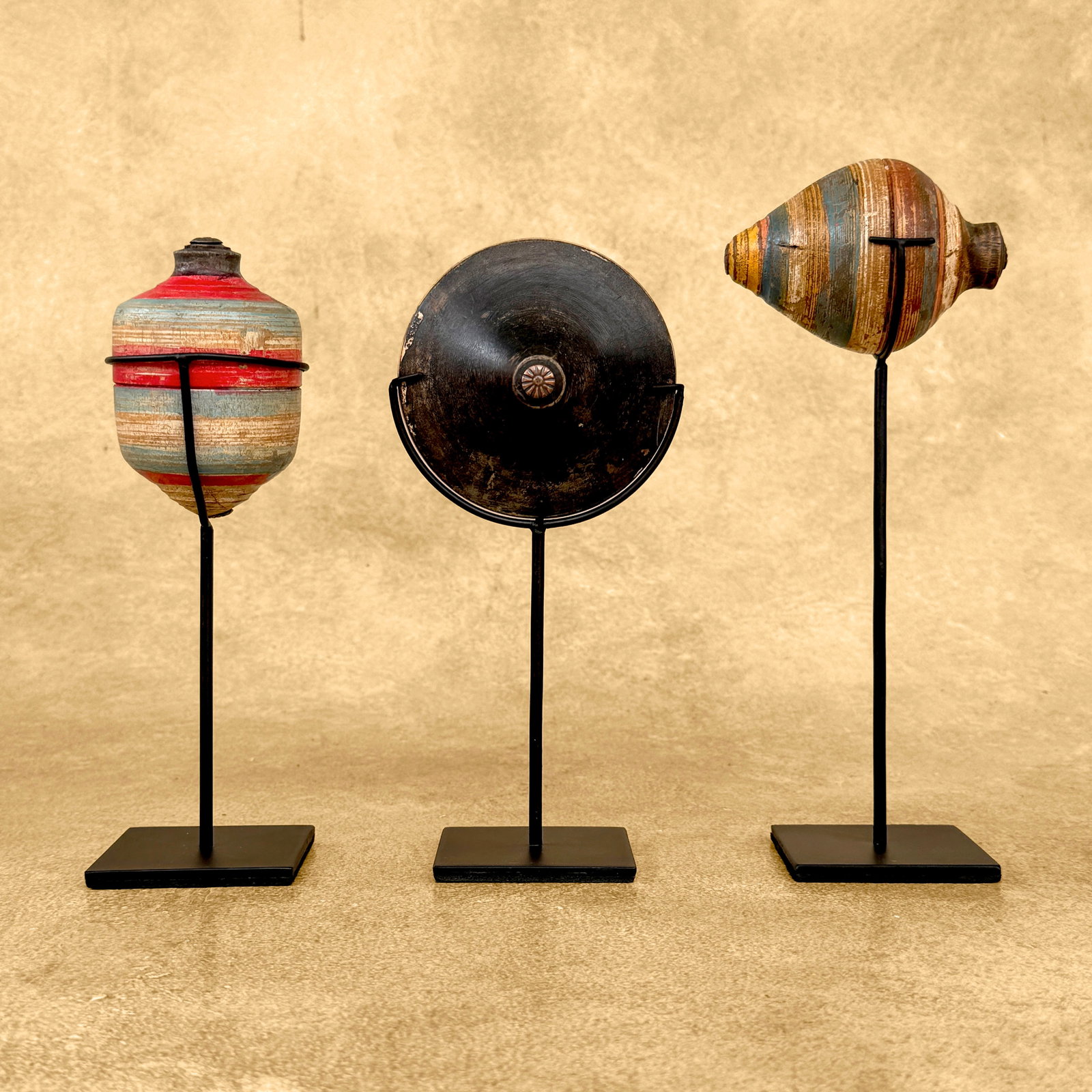 Beautiful set of 3 spinning tops with stands - Gasing - 3